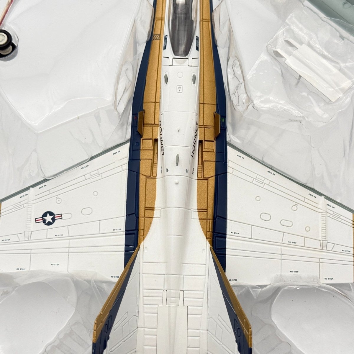 Hobby Master HA3525 1:72 F/A - 18C "30th Anniversary" 164630 San Diego 2008 - 09 - Hobby Master