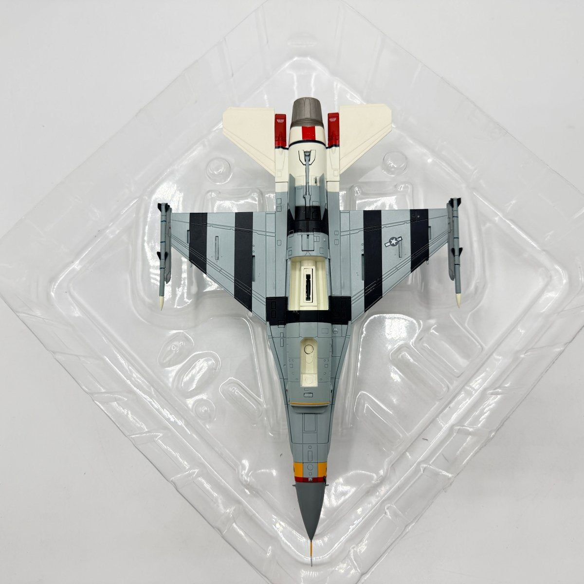 Hobby Master HA38013 1:72 F - 16C "Passionate Patsy", 90 - 0768, 310th FS Luke AFB - Hobby Master