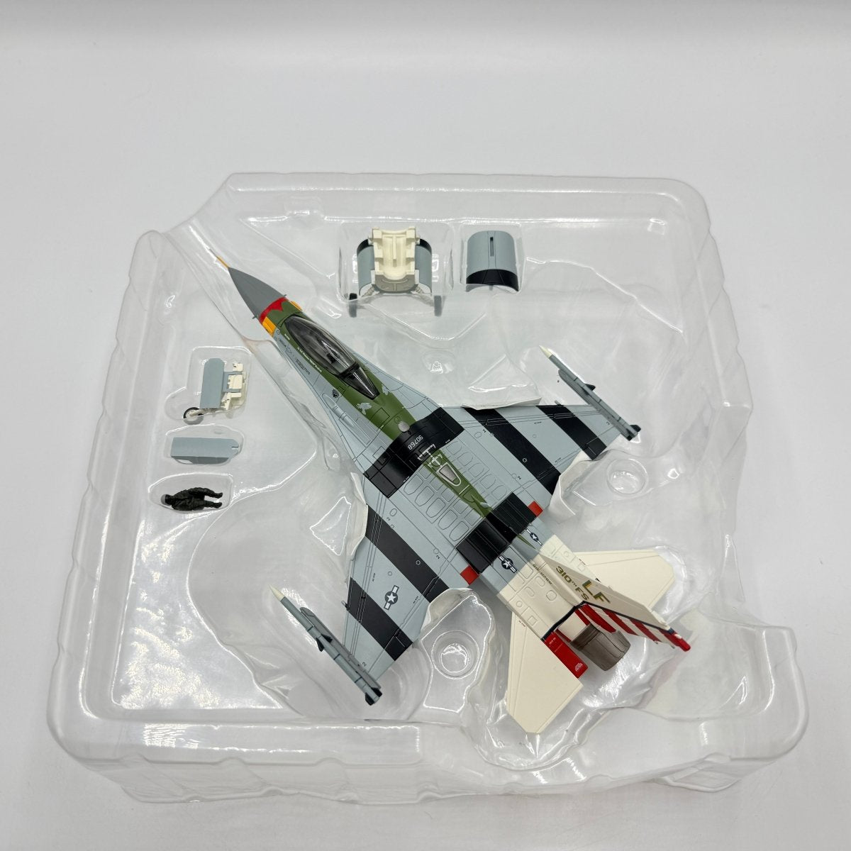 Hobby Master HA38013 1:72 F - 16C "Passionate Patsy", 90 - 0768, 310th FS Luke AFB - Hobby Master