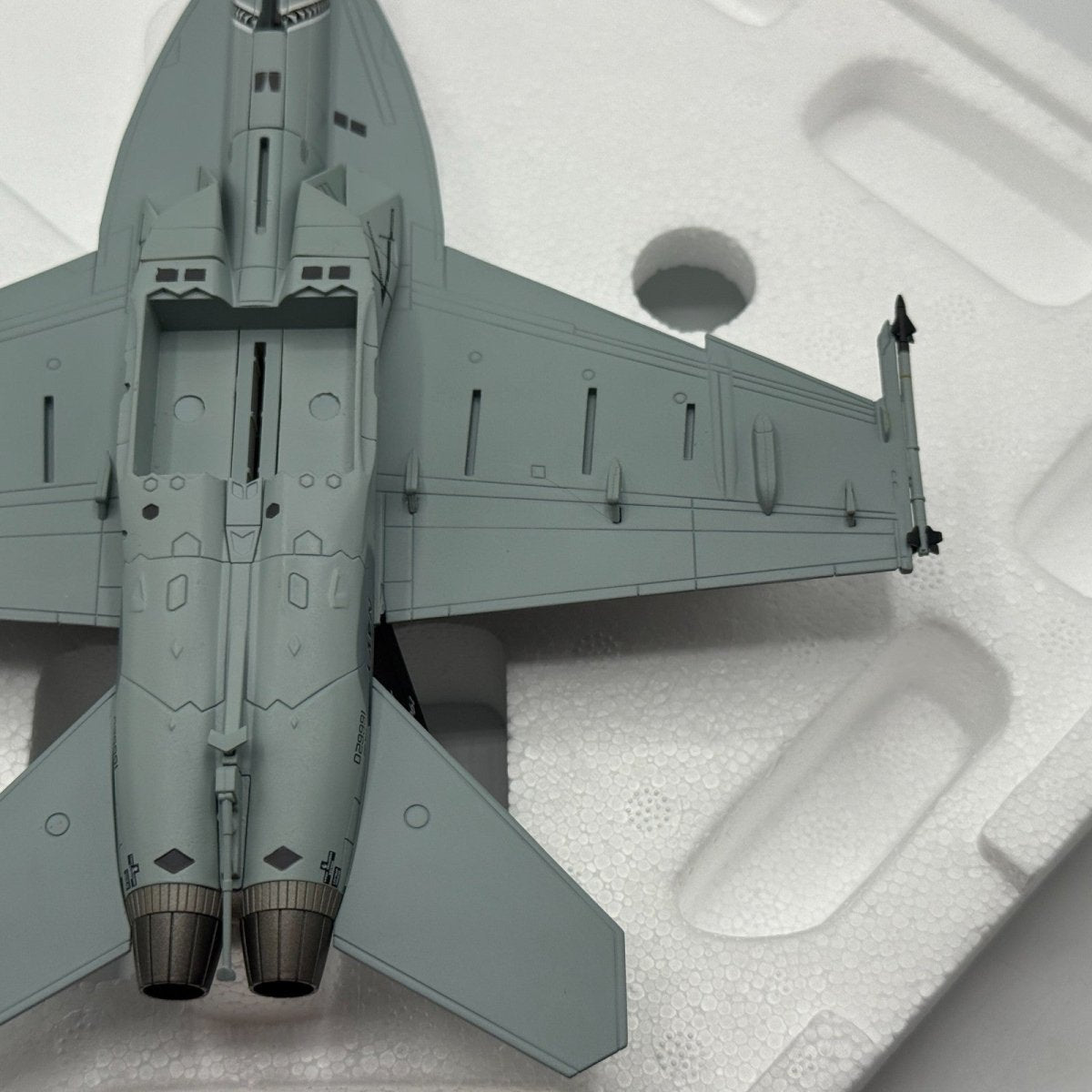 Hobby Master HA5104 1:72 F/A - 18F "Super Hornet" VFA - 103 USS Eisenhower 2013 - Hobby Master
