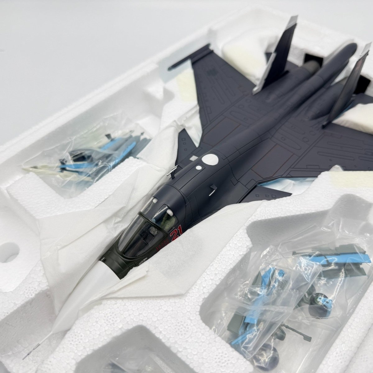 Hobby Master HA6302A 1:72 Su - 34 Fullback Fighter Bomber Red 21 Russian Air Force - Hobby Master