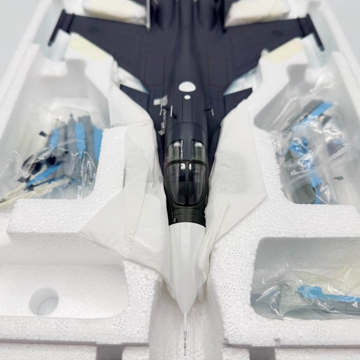 Hobby Master HA6302A 1:72 Su - 34 Fullback Fighter Bomber Red 21 Russian Air Force - Hobby Master