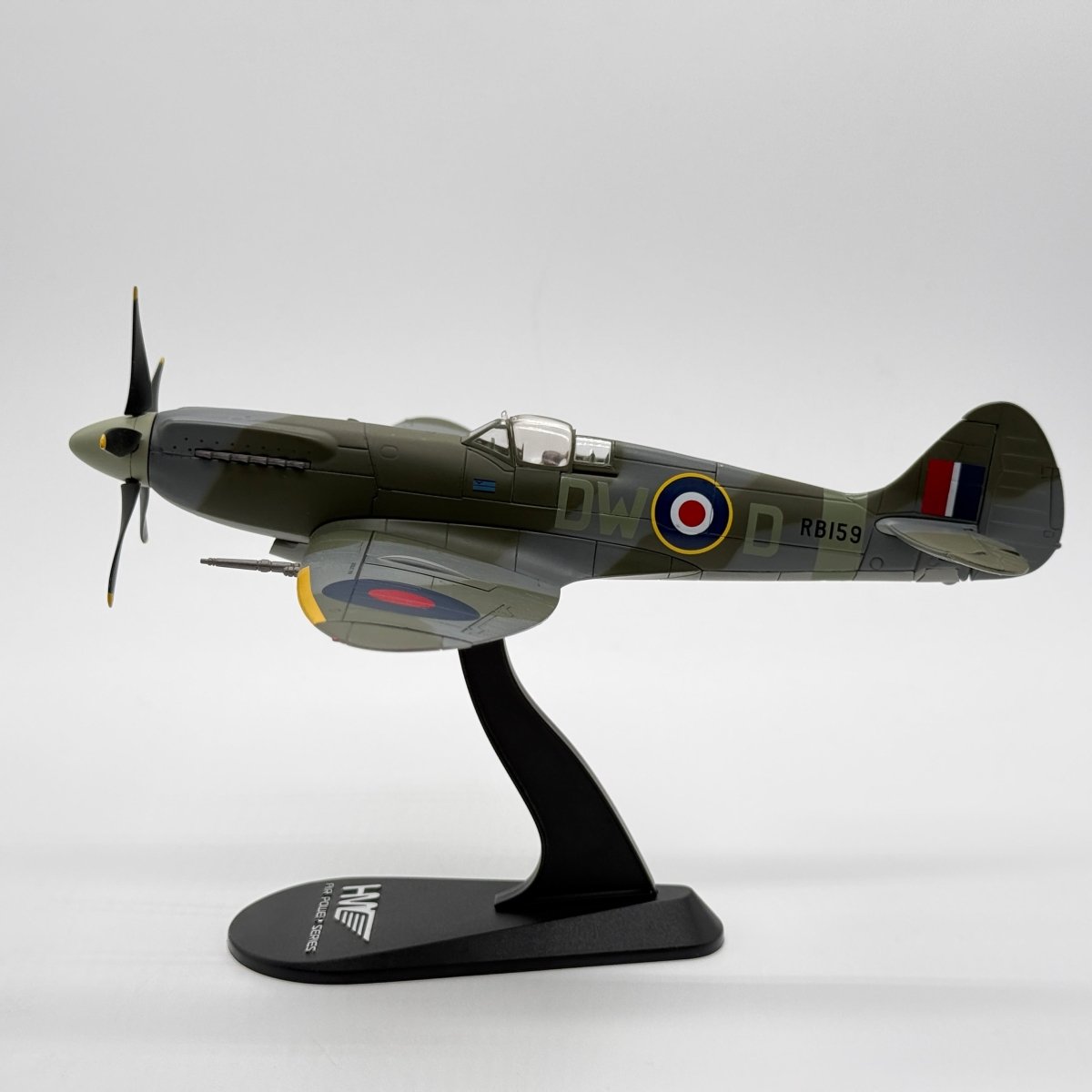 Hobby Master HA7102 1:48 Supermarine Spitfire Mk XIV RAF No.610 Sqn Richard Newbery West Malling 1944 - Hobby Master