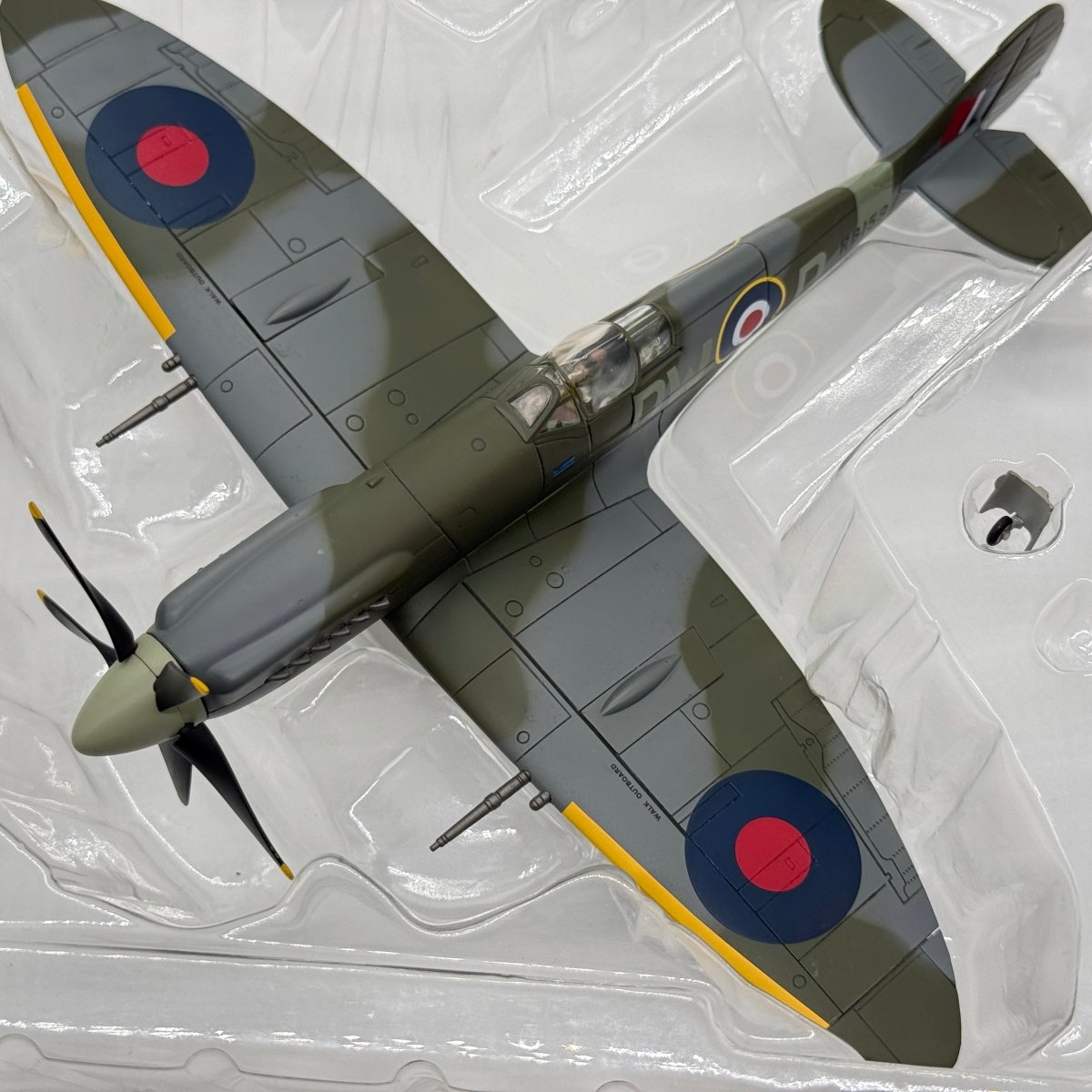 Hobby Master HA7102 1:48 Supermarine Spitfire Mk XIV RAF No.610 Sqn Richard Newbery West Malling 1944 - Hobby Master