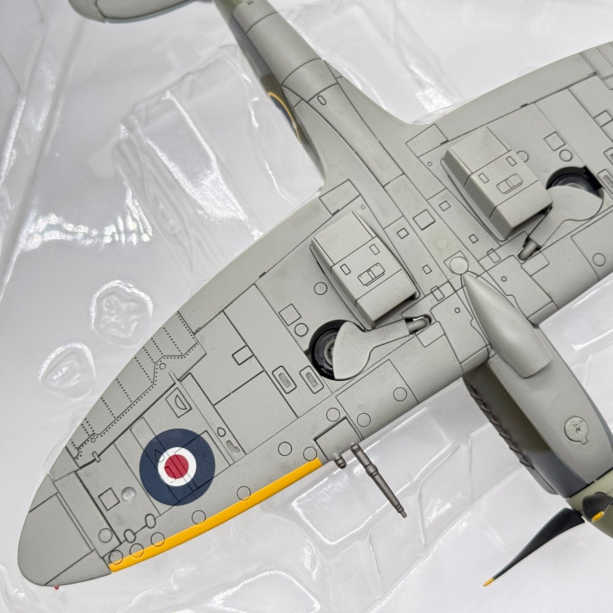 Hobby Master HA7102 1:48 Supermarine Spitfire Mk XIV RAF No.610 Sqn Richard Newbery West Malling 1944 - Hobby Master