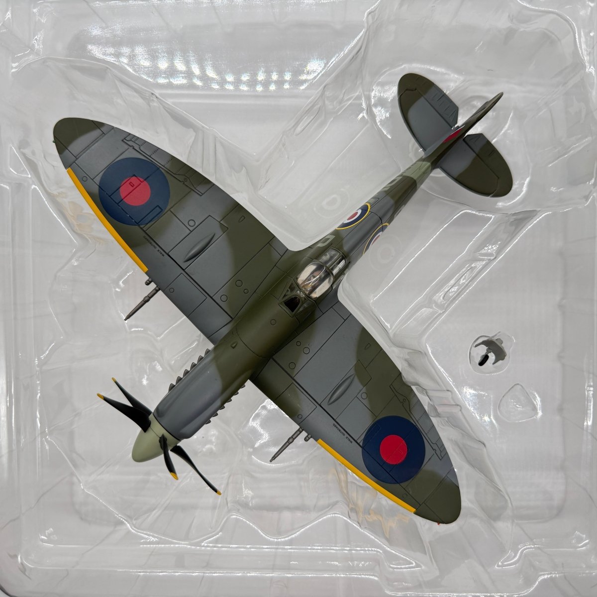 Hobby Master HA7102 1:48 Supermarine Spitfire Mk XIV RAF No.610 Sqn Richard Newbery West Malling 1944 - Hobby Master