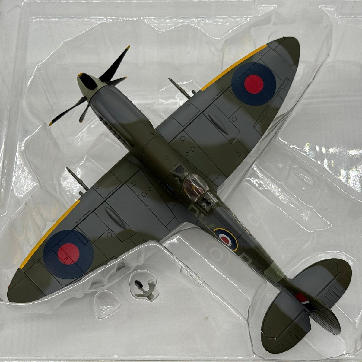 Hobby Master HA7102 1:48 Supermarine Spitfire Mk XIV RAF No.610 Sqn Richard Newbery West Malling 1944 - Hobby Master