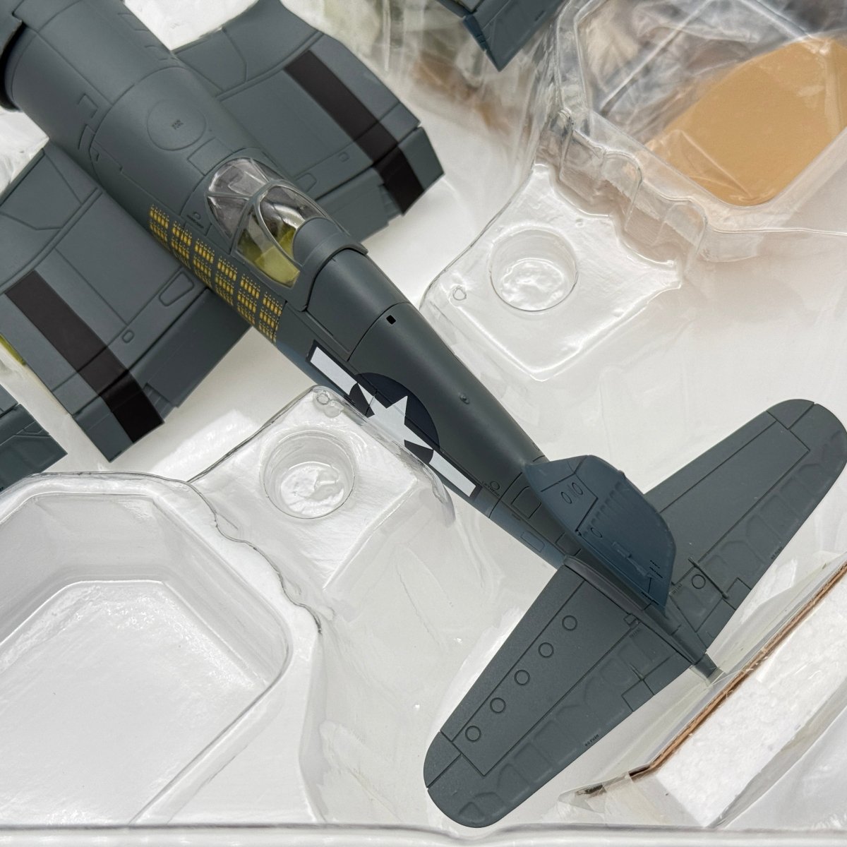 Hobby Master HA8207 1:48 Vought F4U Corsair USMC VMF - 111 Ole 122 - Hobby Master