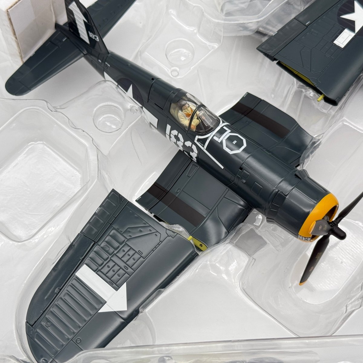 Hobby Master HA8212A 1:48 Vought F4U Corsair USMC VMF - 221 Dean Caswell Signed - Hobby Master