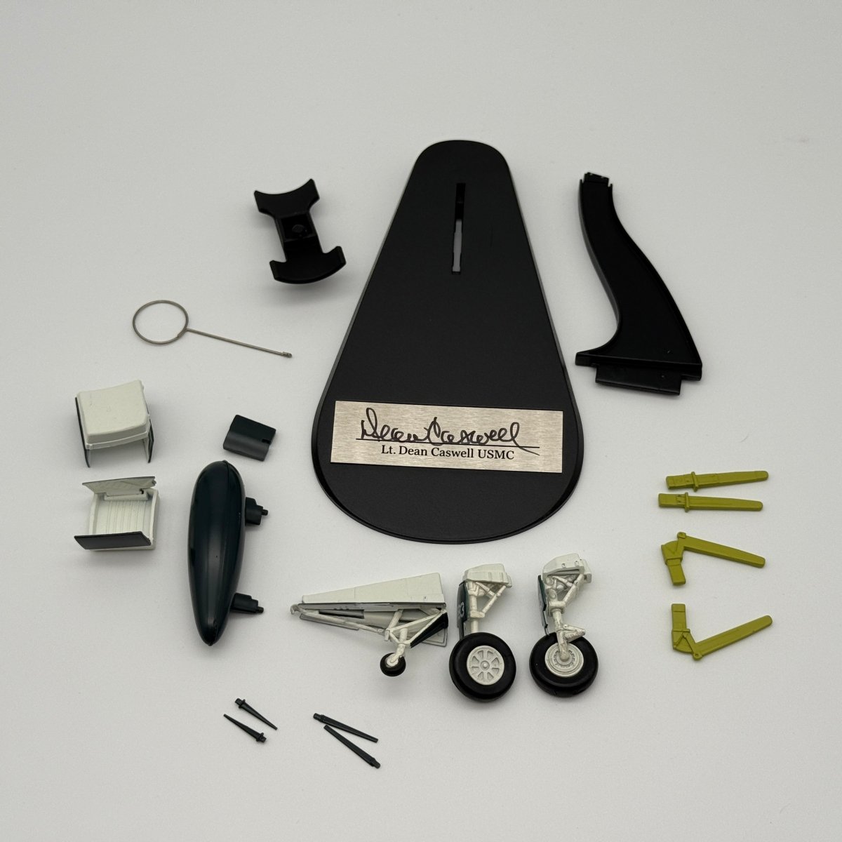 Hobby Master HA8212A 1:48 Vought F4U Corsair USMC VMF - 221 Dean Caswell Signed - Hobby Master
