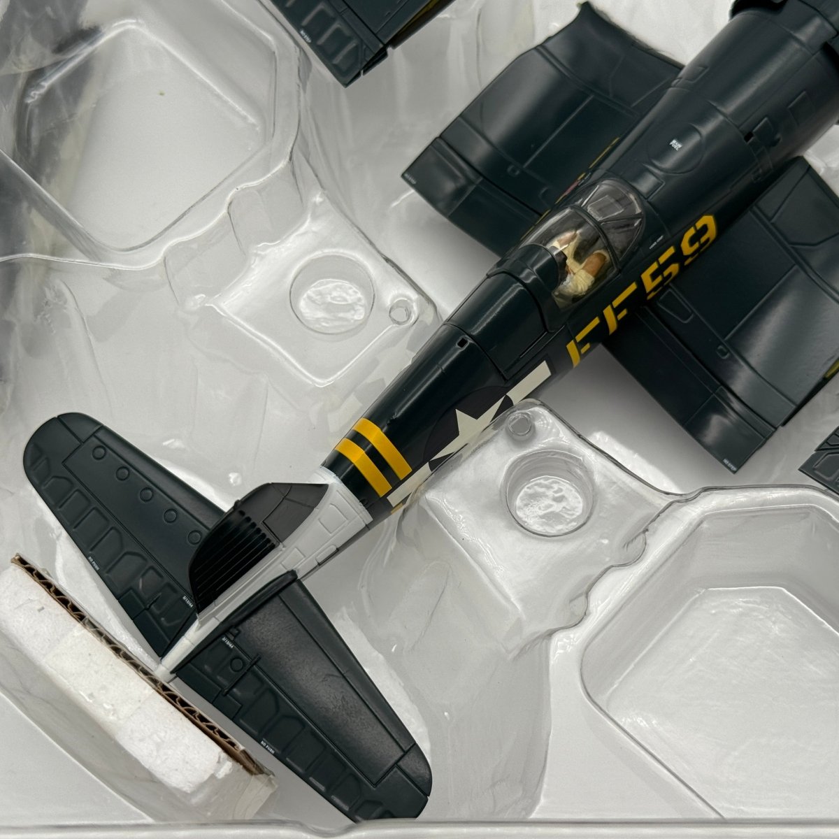 Hobby Master HA8213 1:48 Vought F4U Corsair USMC VMF - 351 Yellow FF59 - Hobby Master