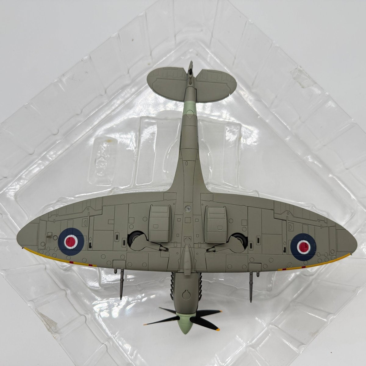 Hobby Master HA8306 1:48 Supermarine Spitfire Mk IX RAF No.322 Dutch Sqn 1944 - Hobby Master