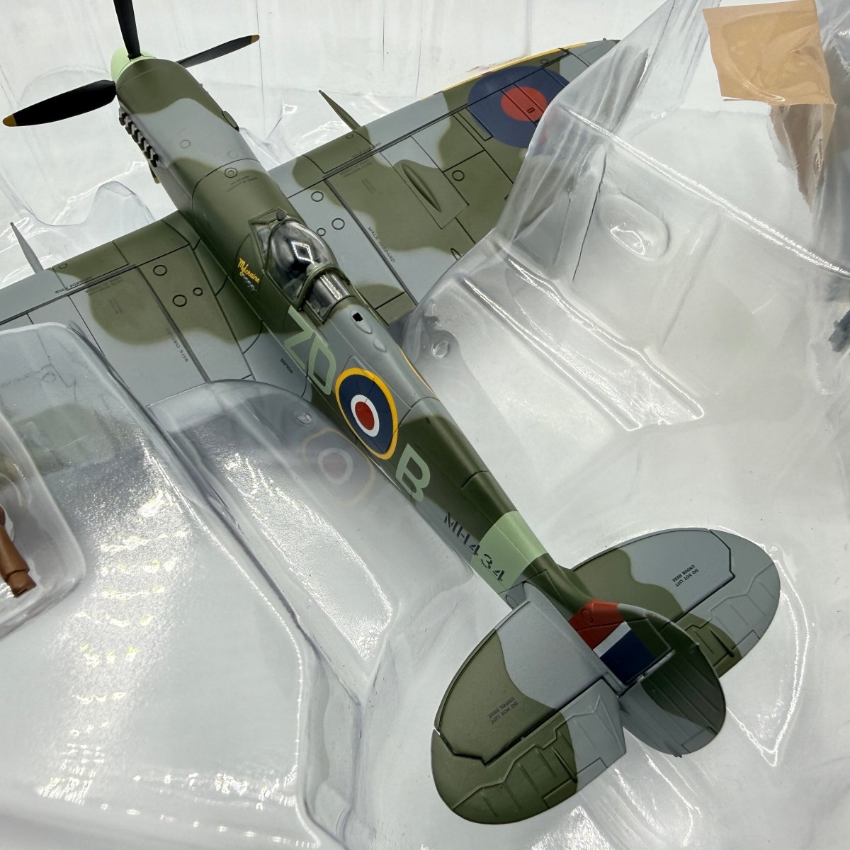 Hobby Master HA8319 1:48 Supermarine Spitfire Mk IX, RAF 222 Sqn Duxford Model - Hobby Master
