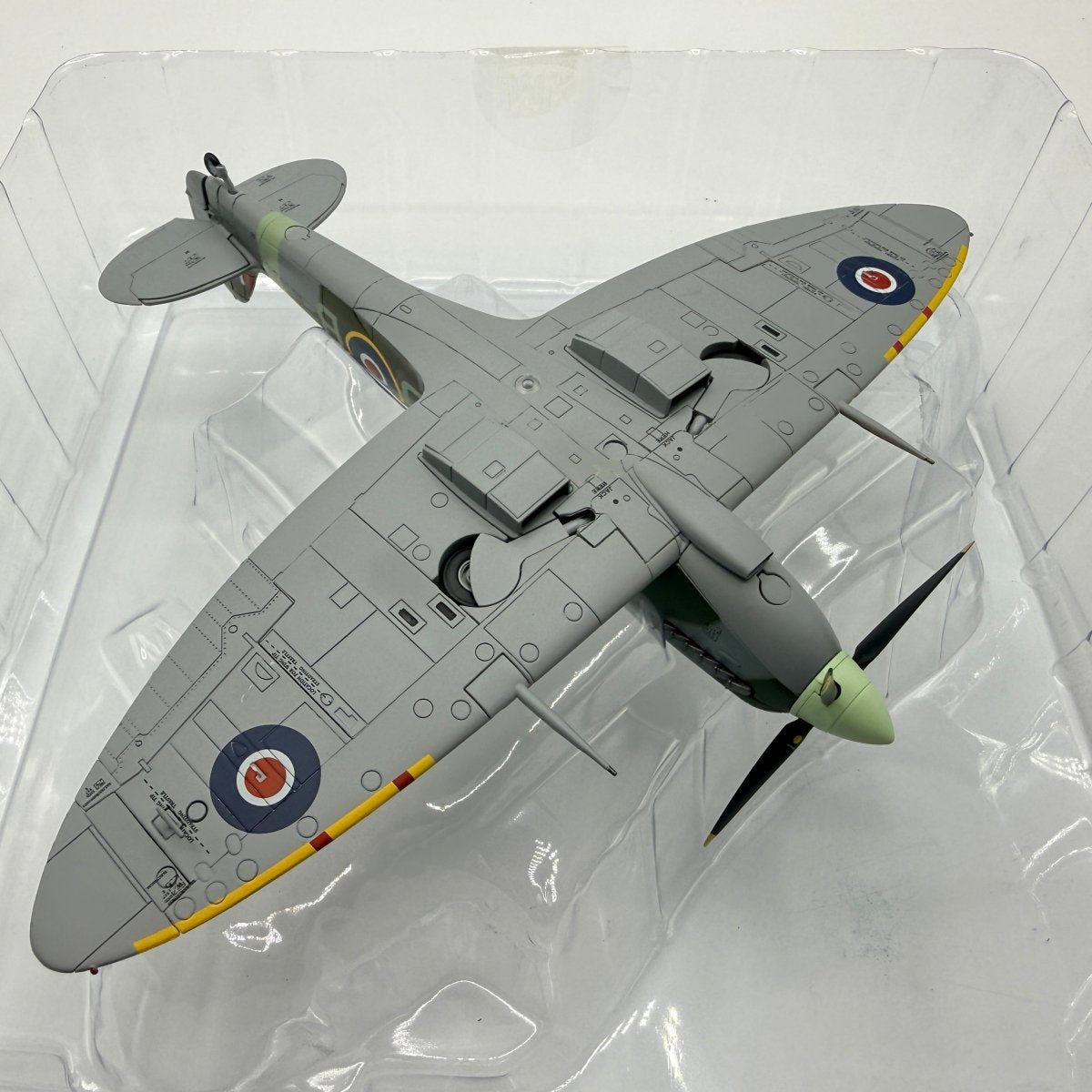 Hobby Master HA8319 1:48 Supermarine Spitfire Mk IX, RAF 222 Sqn Duxford Model - Hobby Master