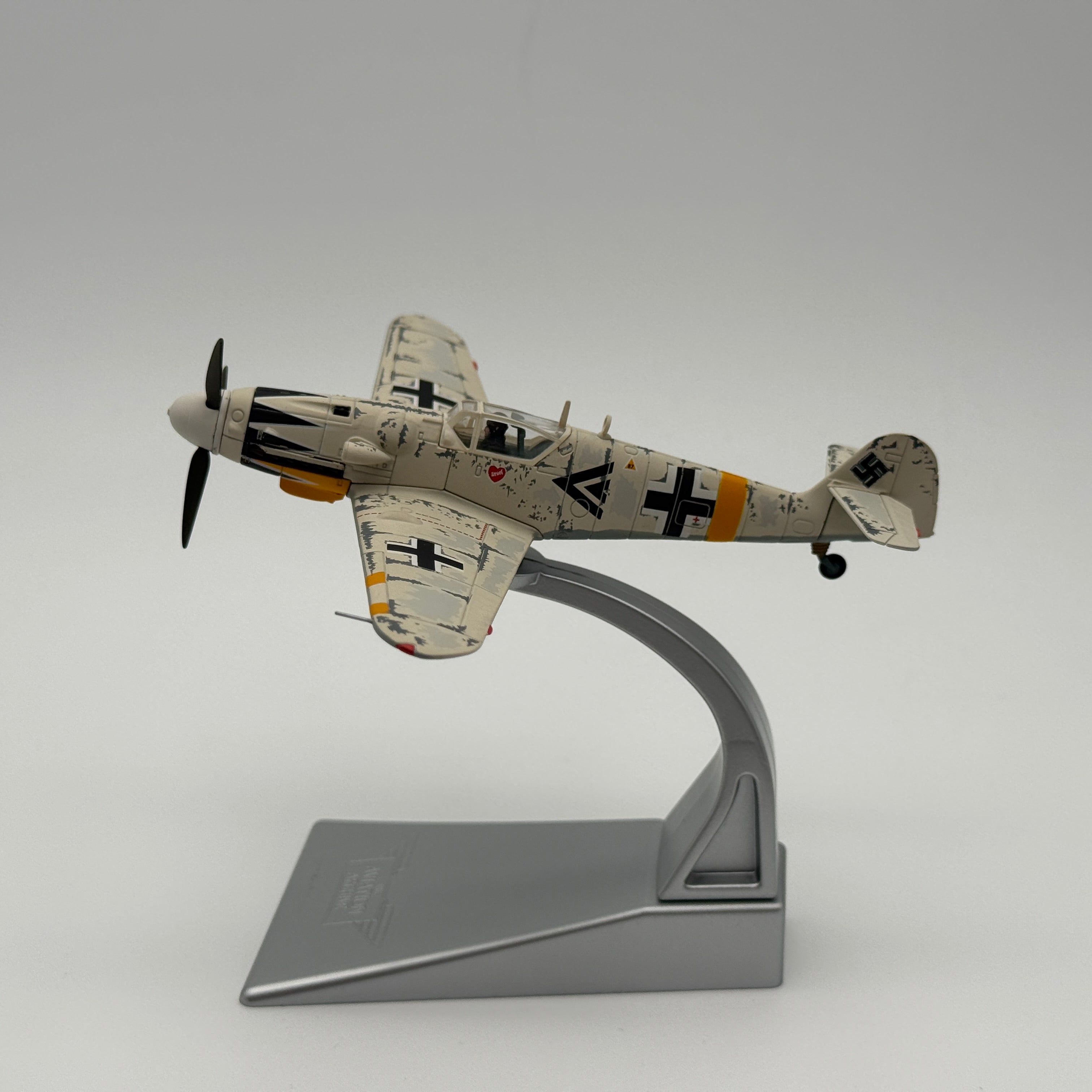 Corgi AA27101 1:72 Messerschmitt Bf 109G Luftwaffe 1./JG 53 Erich Hartmann 1945