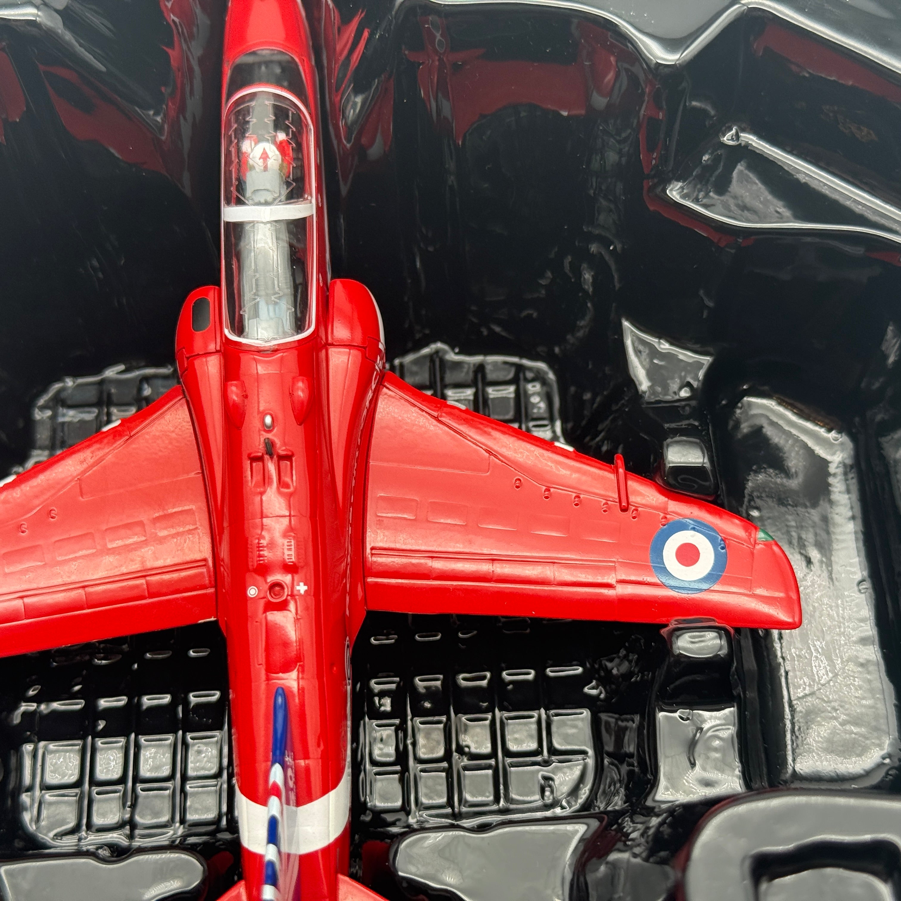 Corgi AA36011 1:72 BAE Hawk T.Mk 1 RAF Red Arrows 50th Season 2014