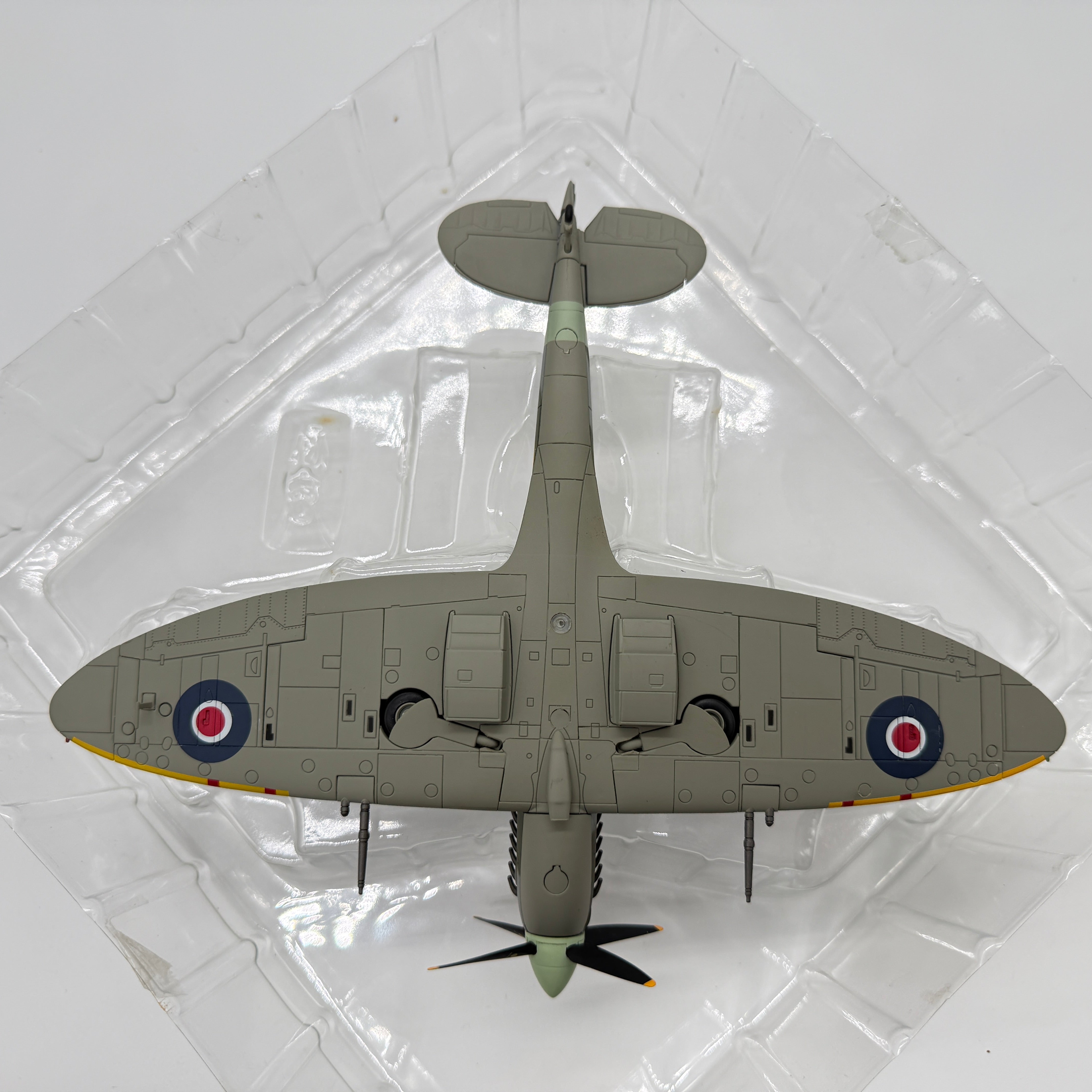 Hobby Master HA8306 1:48 Supermarine Spitfire Mk IX RAF No.322 Dutch Sqn 1944