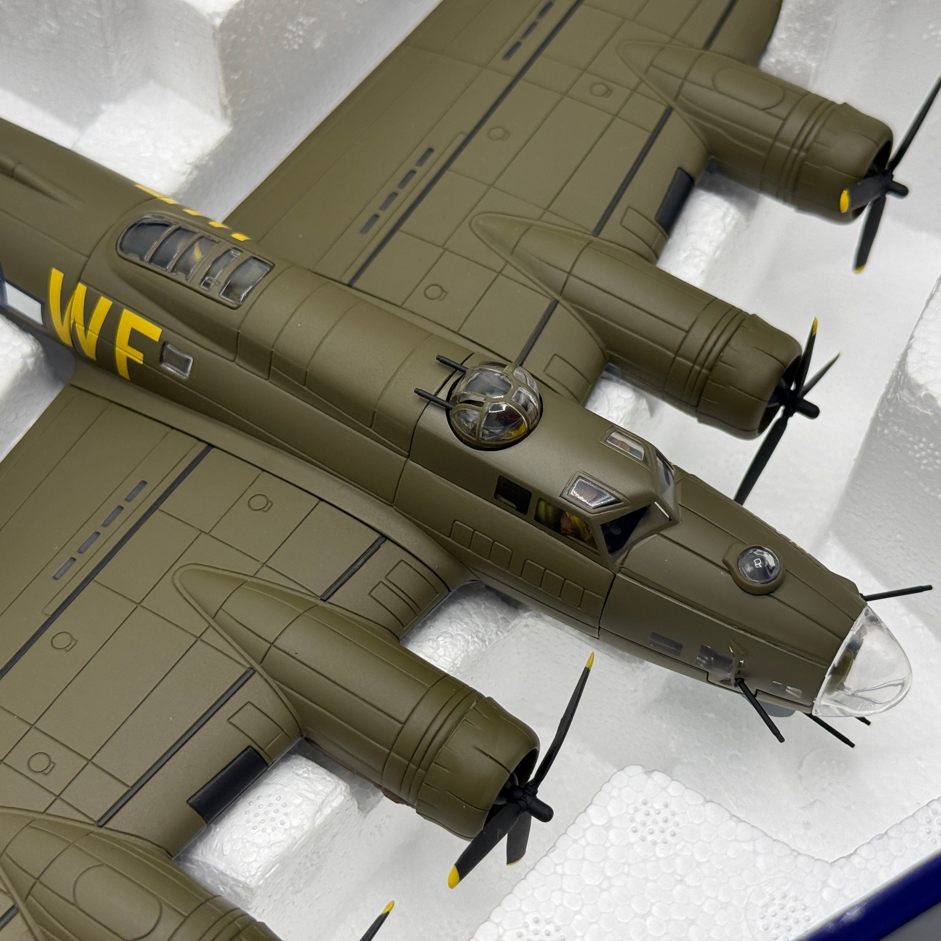 Corgi AA33319 1:72 Boeing B-17G Flying Fortress USAAF 305th BG Mi Amigo WWII 1944