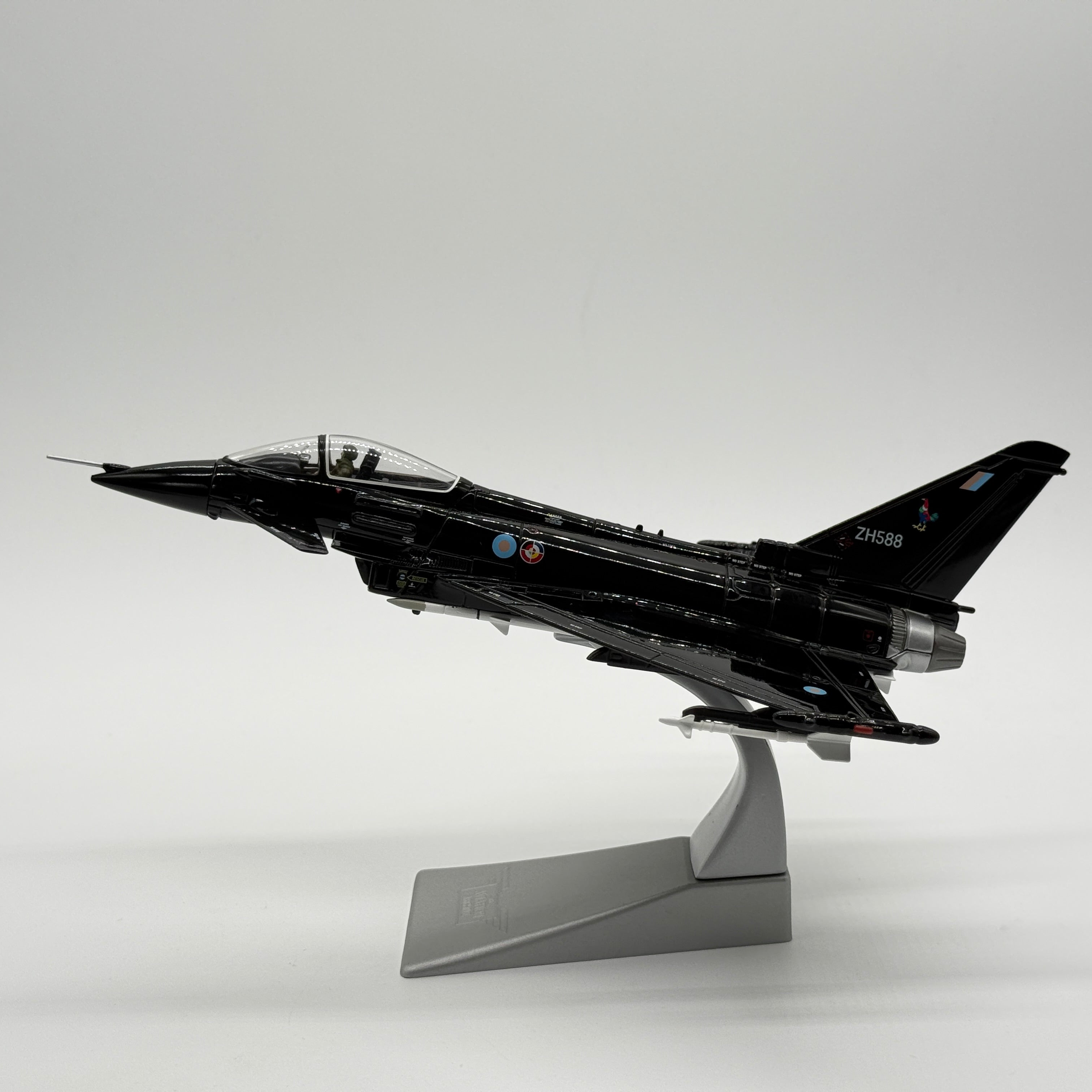 Corgi AA36403 1:72 Eurofighter Typhoon F.Mk 2 RAF No.43 Sqn DA2 1998