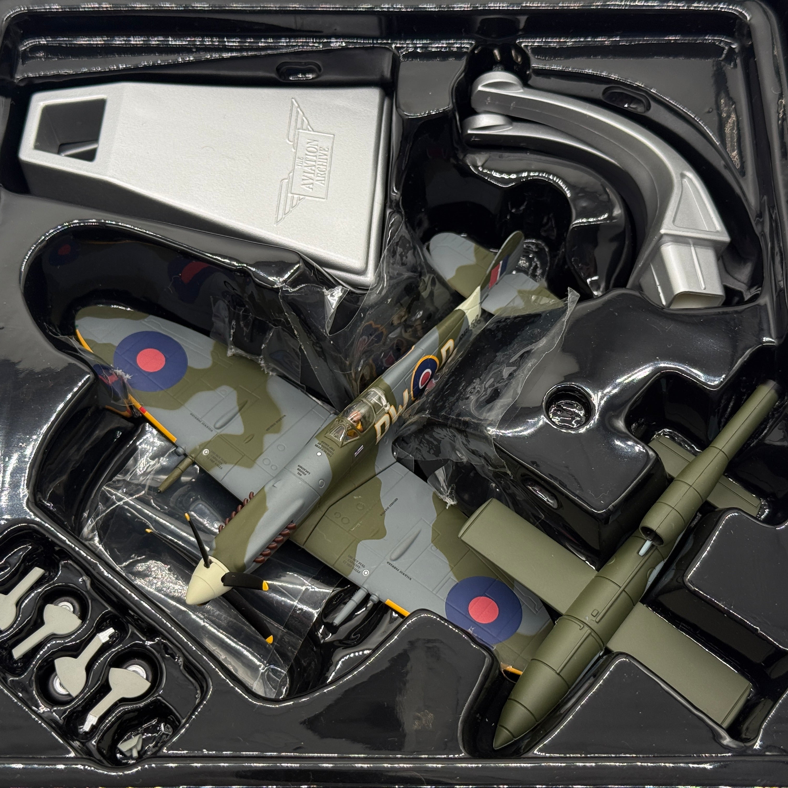 Corgi AA38703 1:72 Supermarine Spitfire Mk XIV RAF No.610 Sqn RB159 Richard Newbery V-1 1944