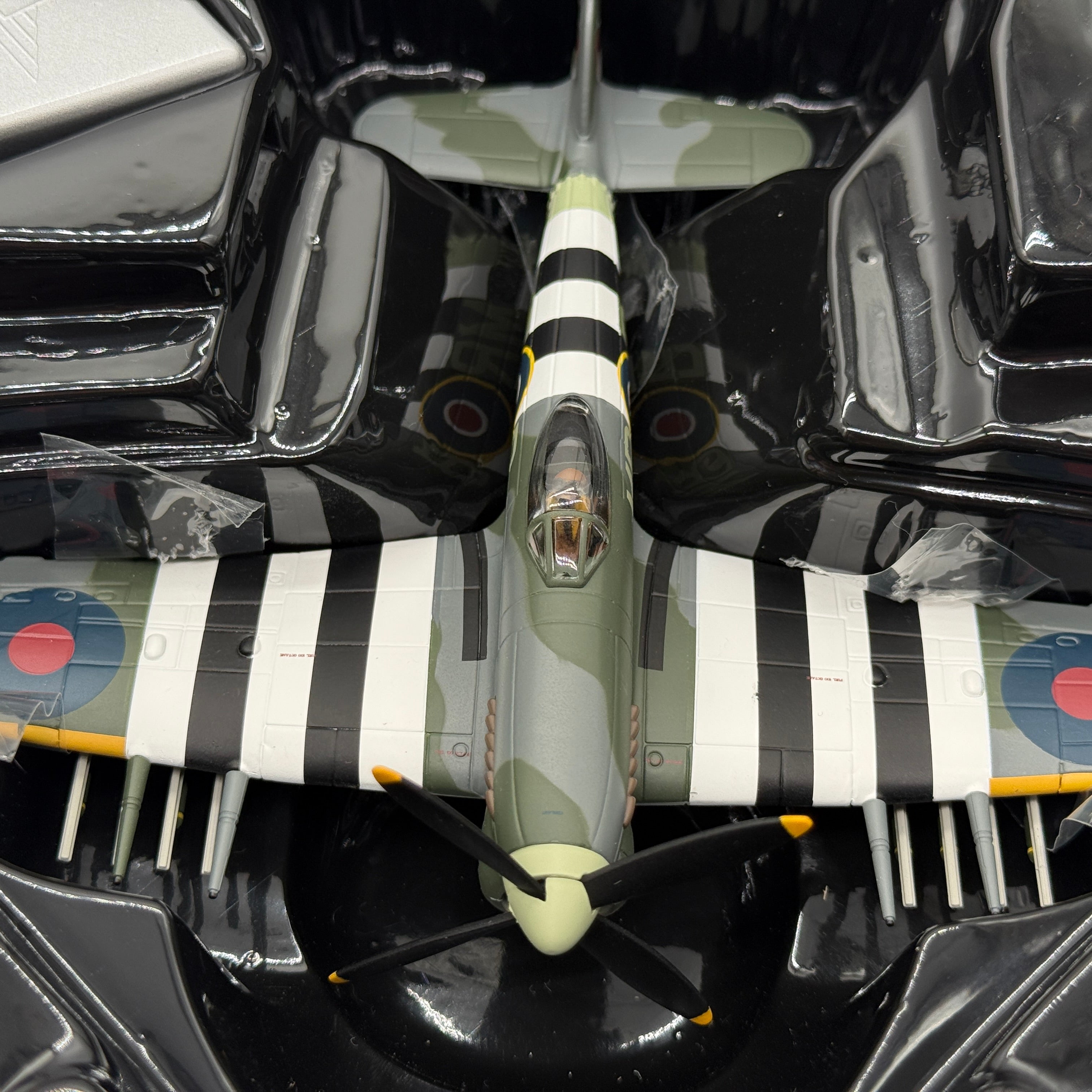 Corgi AA36512 1:72 Hawker Typhoon Mk I RAF No.245 Northern Rhodesian Sqn D-Day England 1944