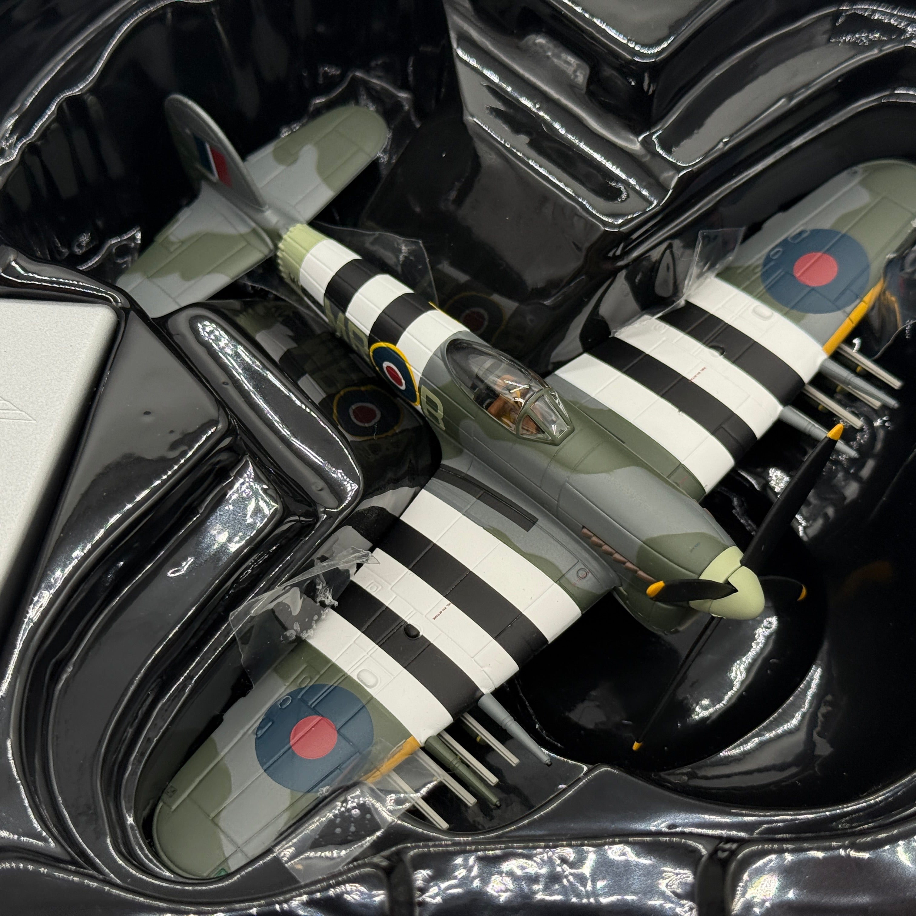 Corgi AA36512 1:72 Hawker Typhoon Mk I RAF No.245 Northern Rhodesian Sqn D-Day England 1944