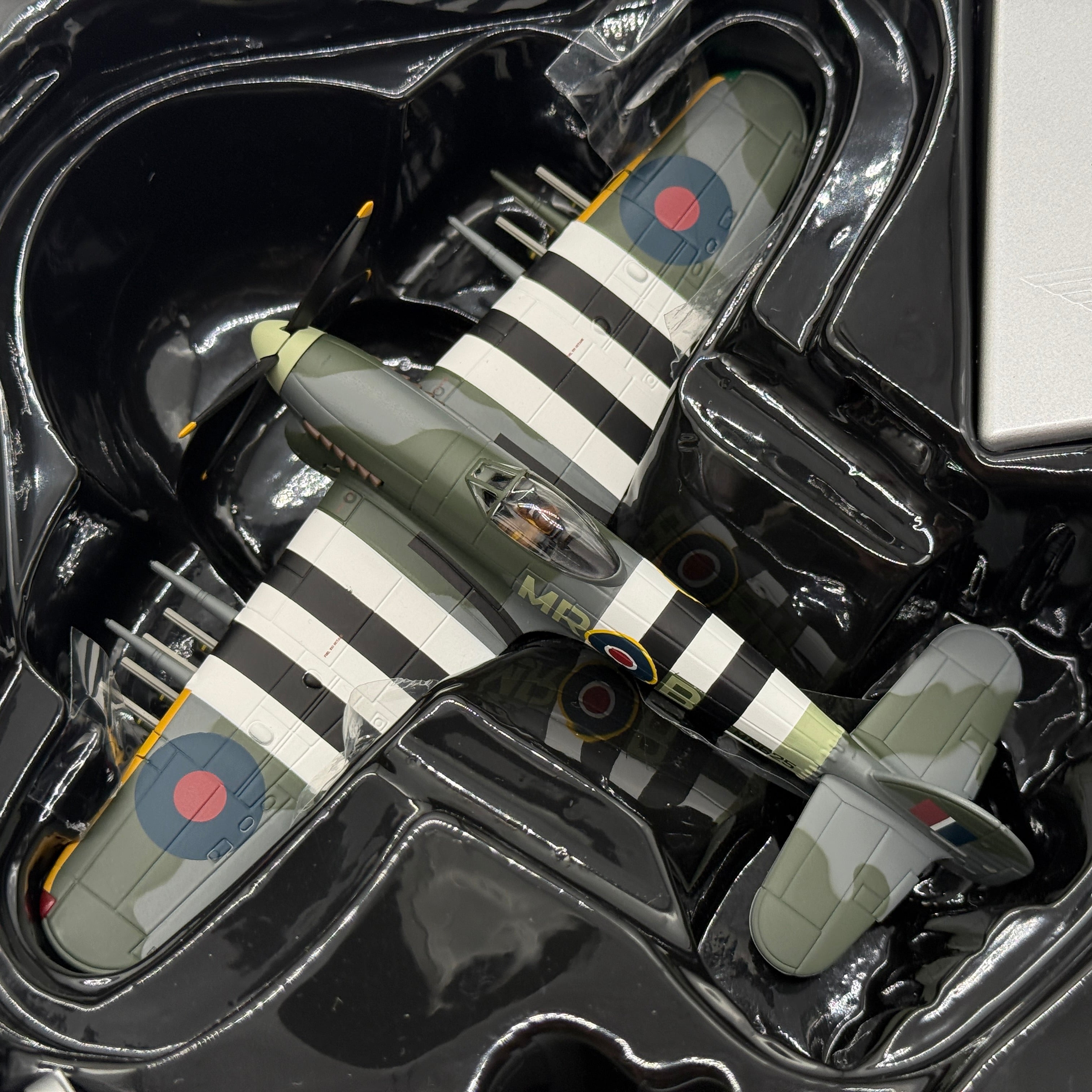 Corgi AA36512 1:72 Hawker Typhoon Mk I RAF No.245 Northern Rhodesian Sqn D-Day England 1944