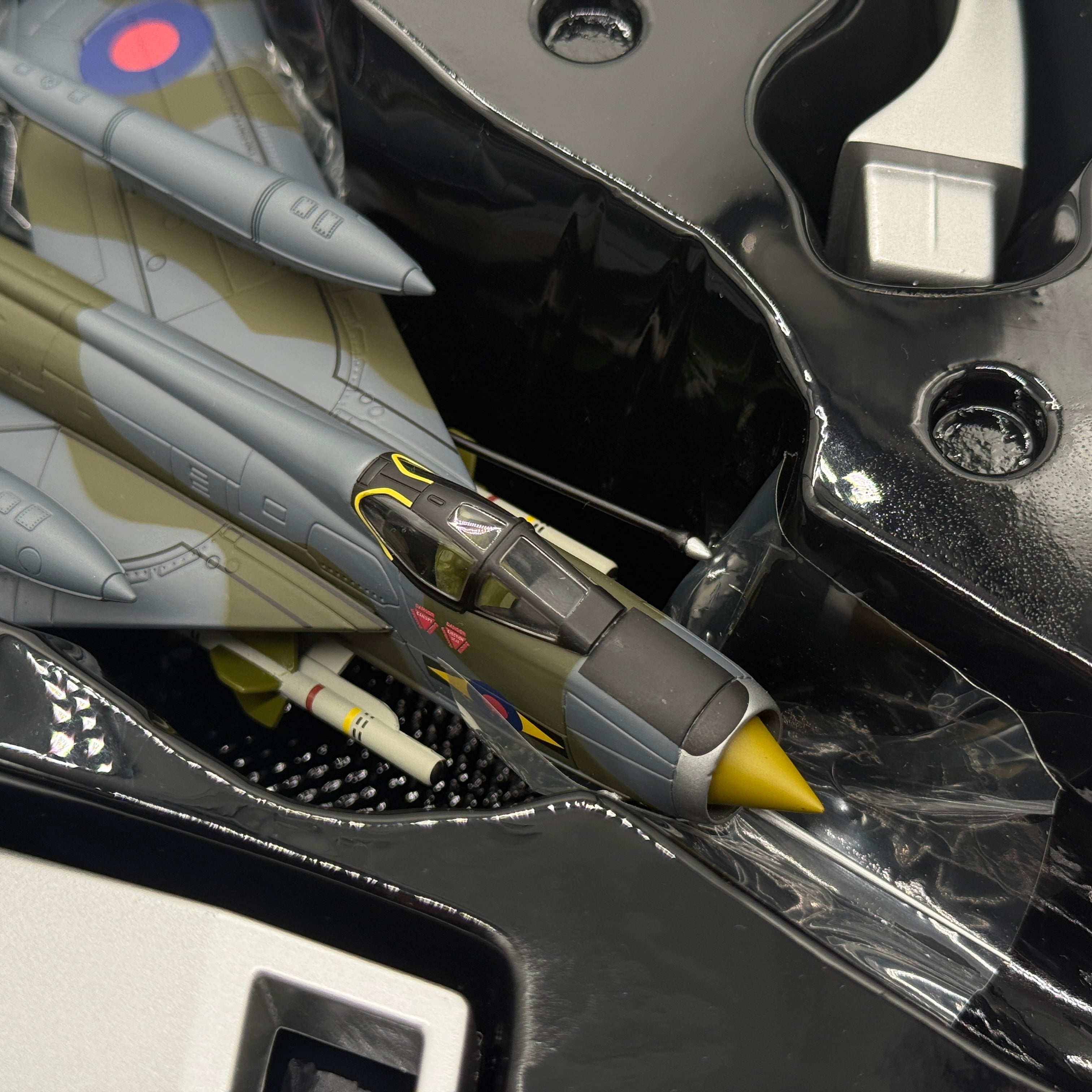 Corgi AA32310 1:72 English Electric Lightning F.Mk 6 RAF No.11 Sqn XR769 RAF Binbrook 1983