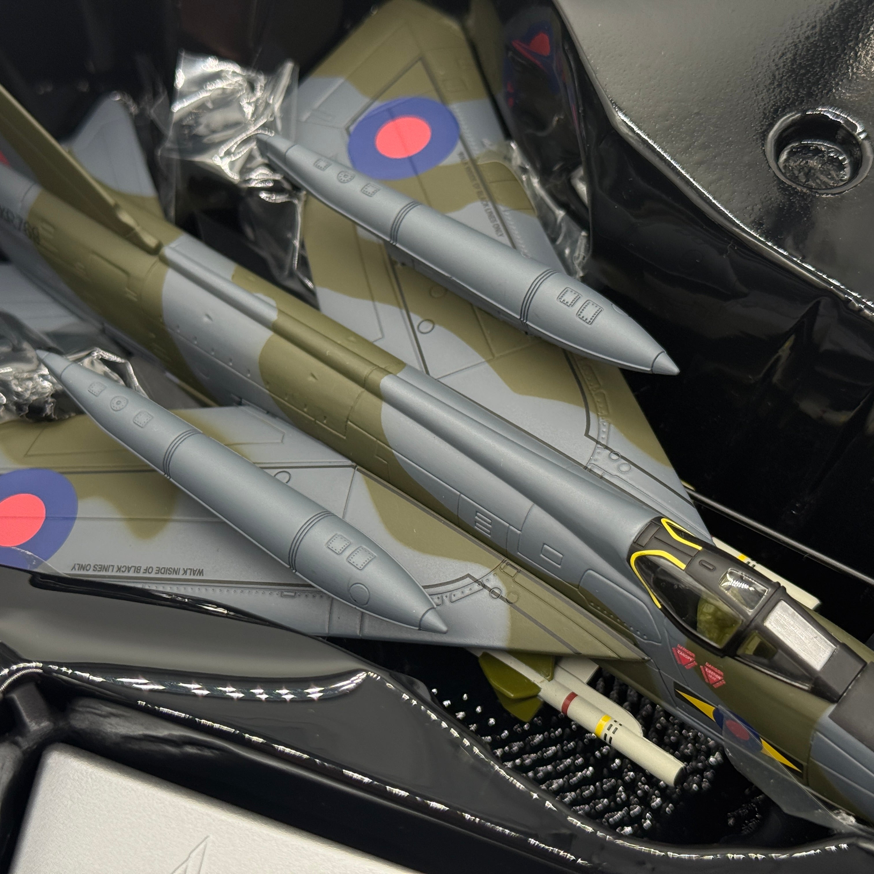 Corgi AA32310 1:72 English Electric Lightning F.Mk 6 RAF No.11 Sqn XR769 RAF Binbrook 1983