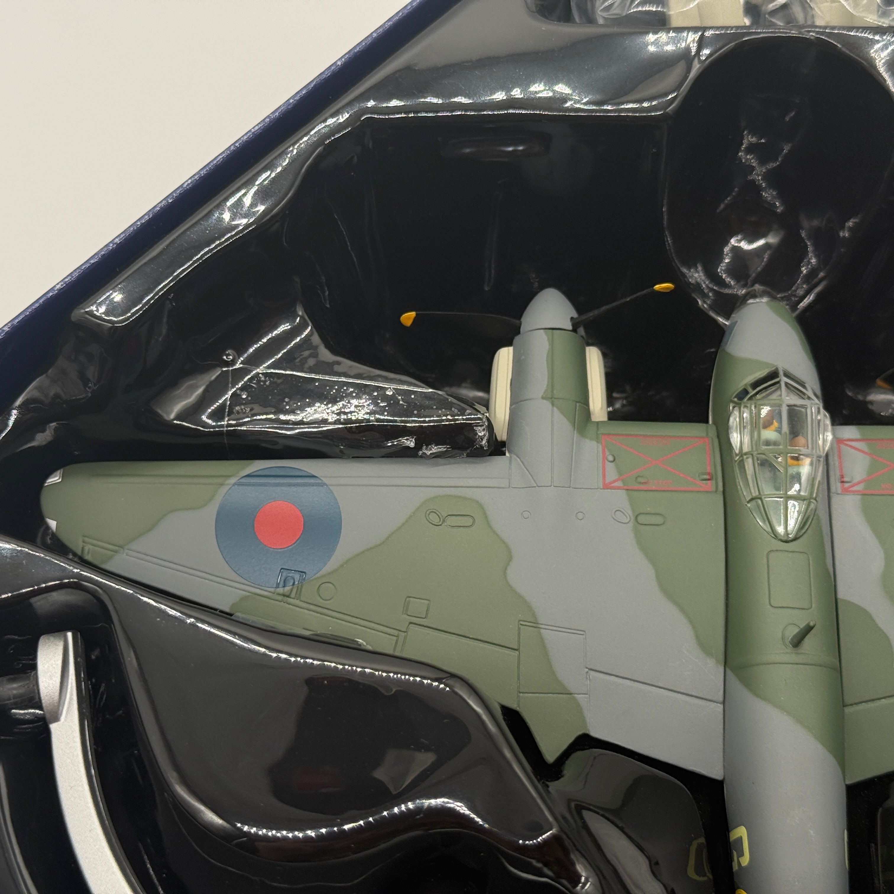 Corgi AA32820 1:72 de Havilland Mosquito B.Mk IV RAF No.105 Sqn DK296 George Parry
