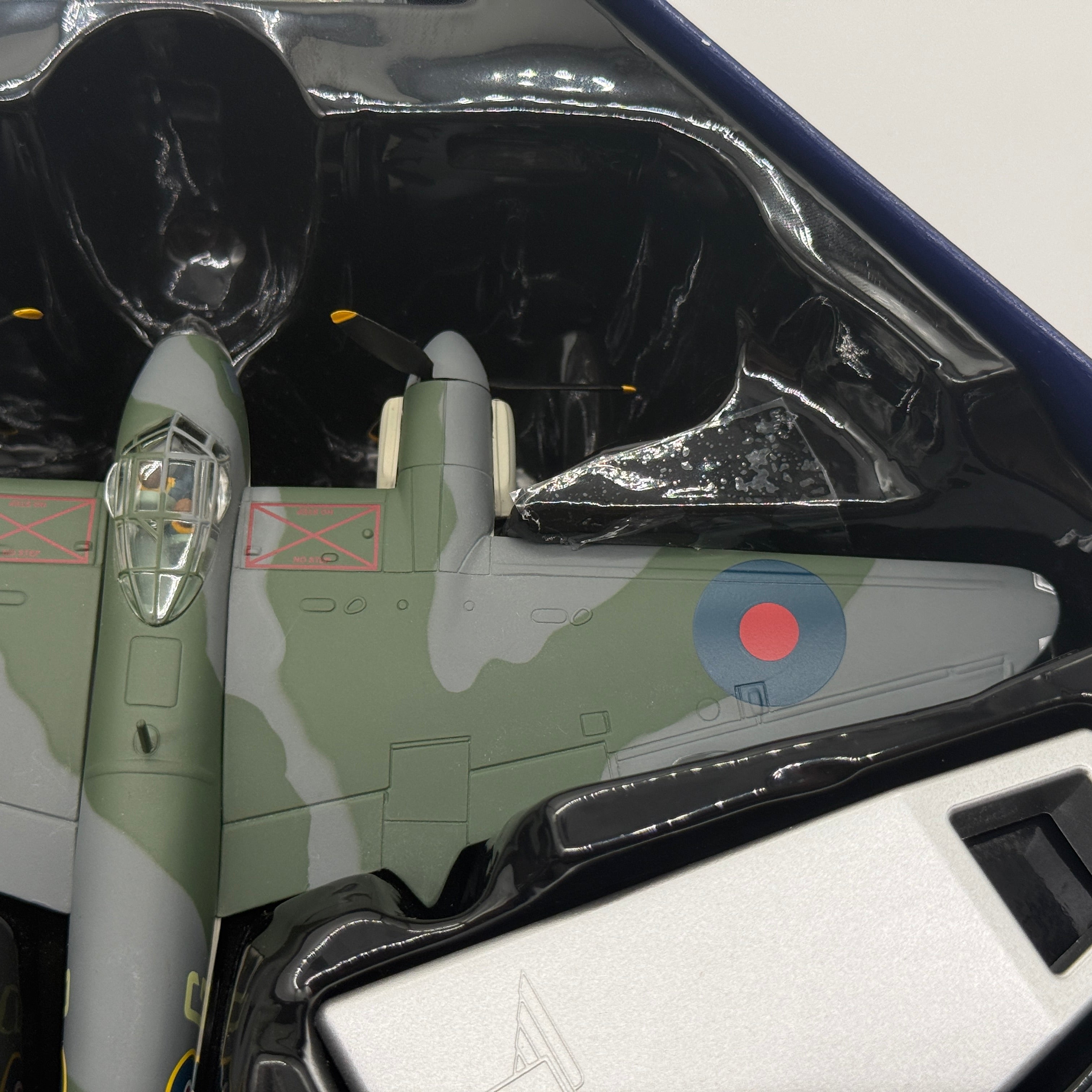 Corgi AA32820 1:72 de Havilland Mosquito B.Mk IV RAF No.105 Sqn DK296 George Parry