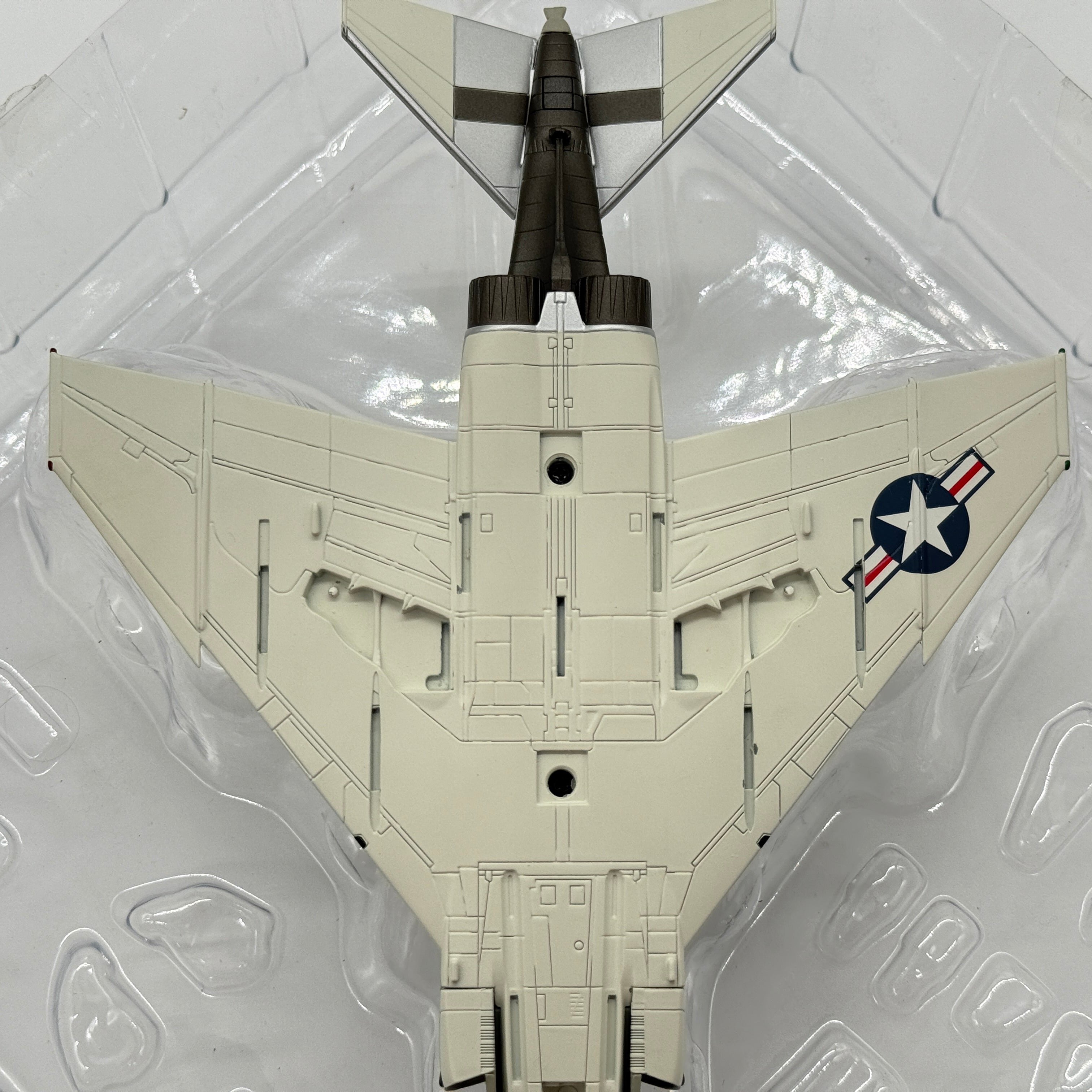 Hobby Master HA19006 1:72 McDonnell Douglas F-4J Phantom II US Navy VF-102 Diamondbacks AG100 USS Independence 1976