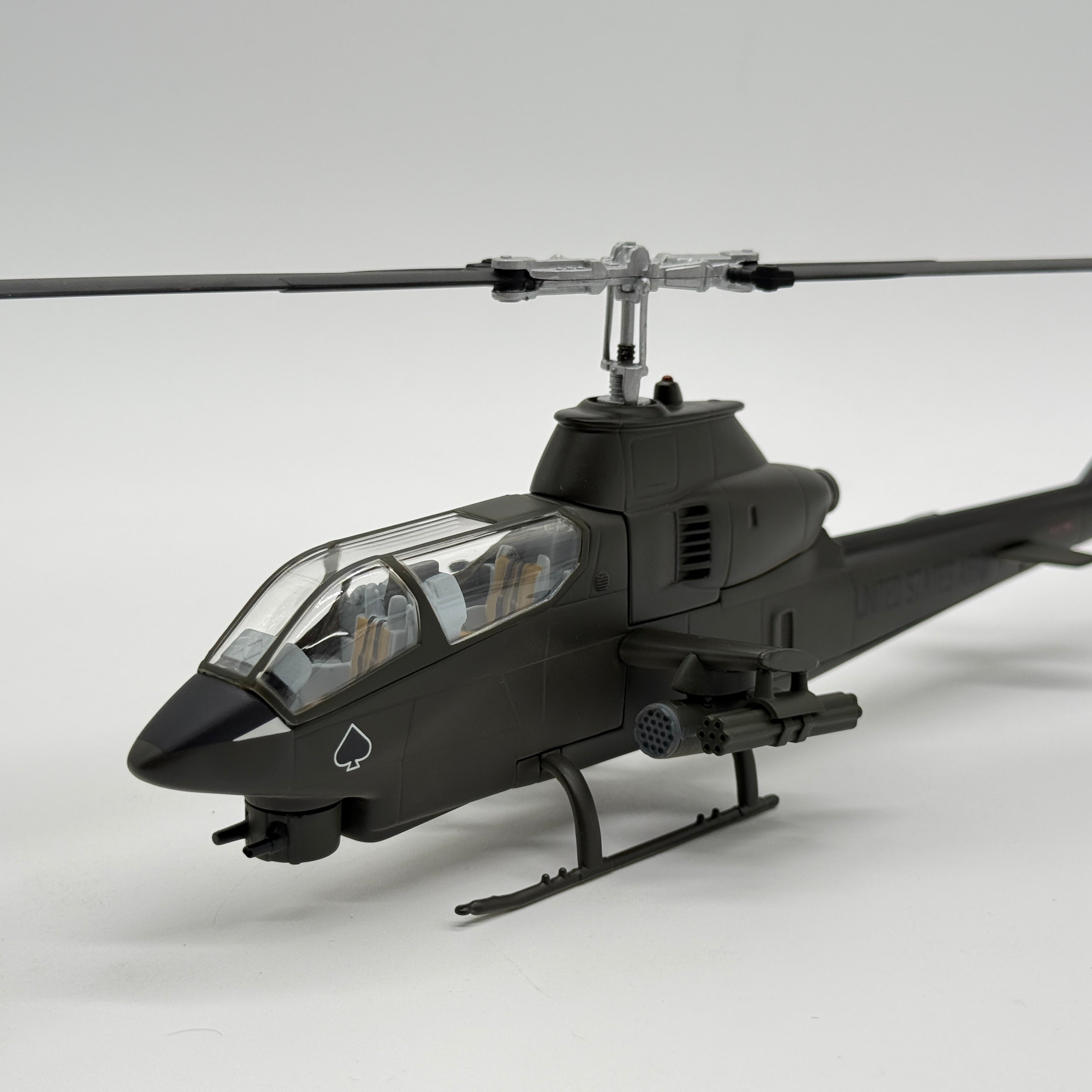 Corgi US51203 1:48 Bell AH-1G Cobra US Army 4th Aviation Battalion Gambler Guns Vietnam