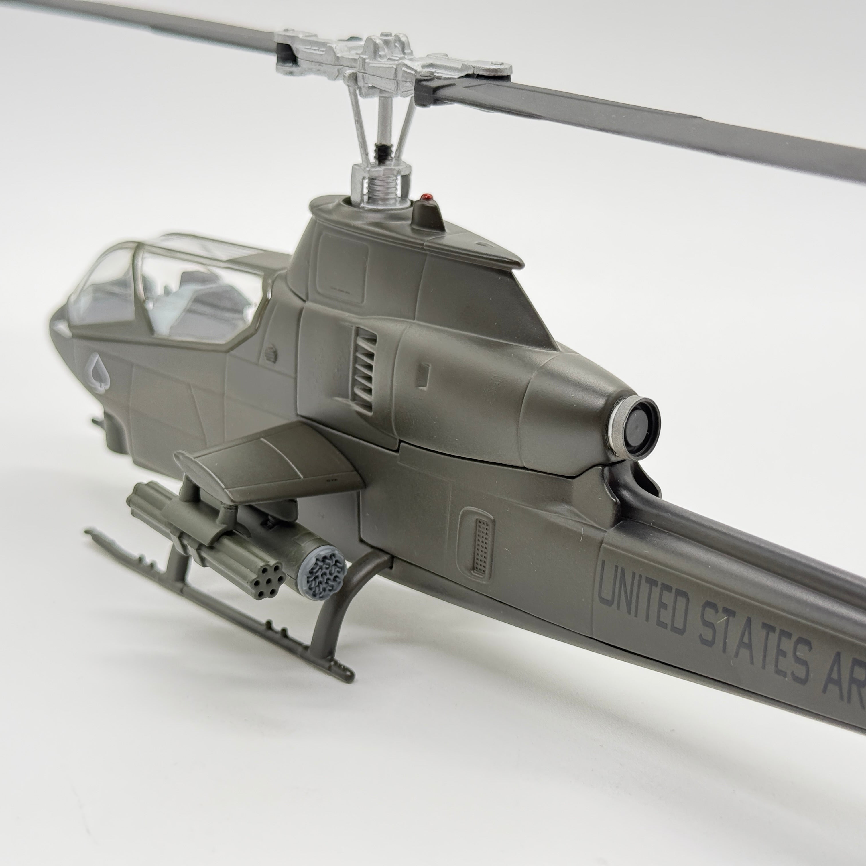 Corgi US51203 1:48 Bell AH-1G Cobra US Army 4th Aviation Battalion Gambler Guns Vietnam