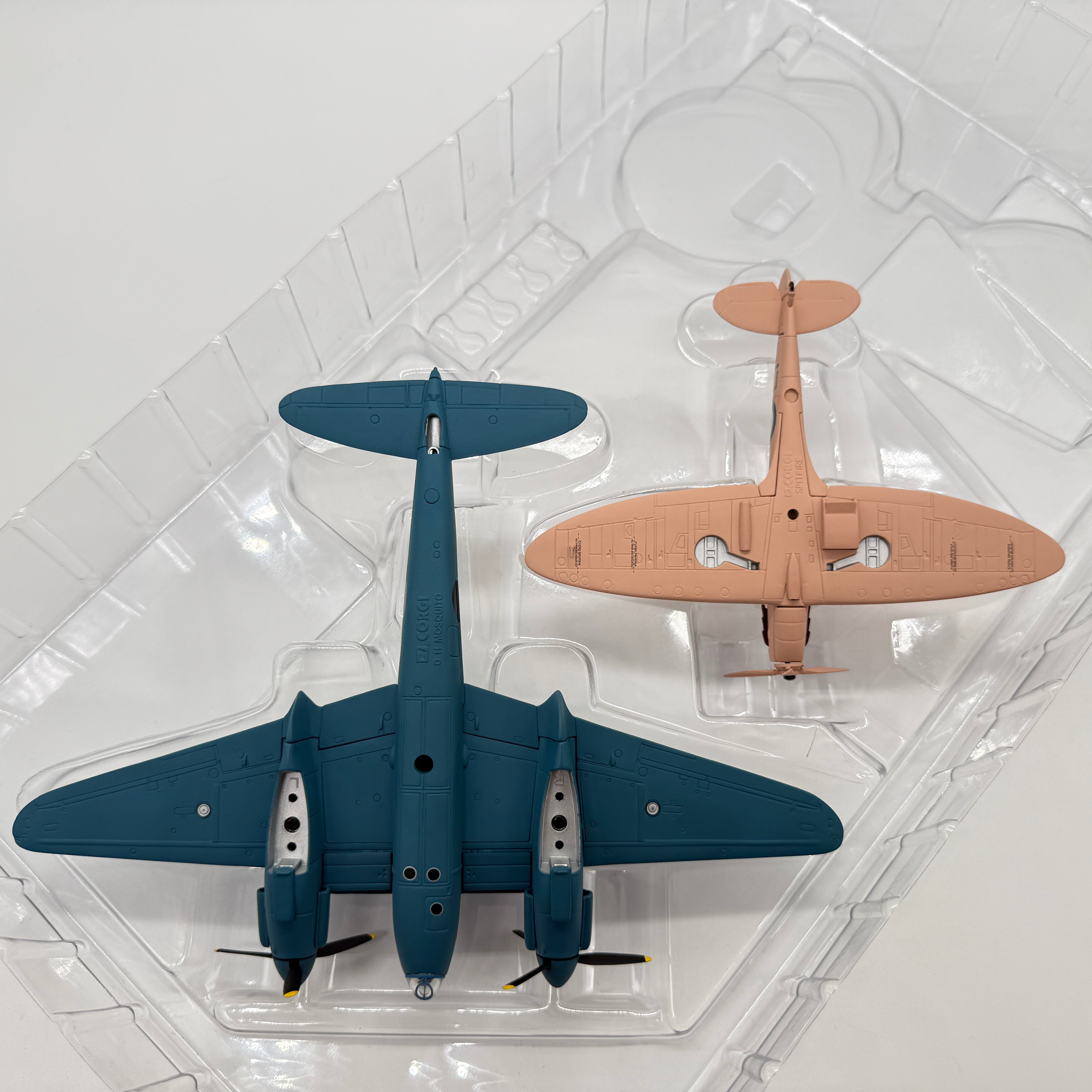Corgi AA99110 1:72 RAF No.1 PRU Reconnaissance Set Mosquito PR.IV DZ473 and Spitfire PR.VII R7059 RAF Benson