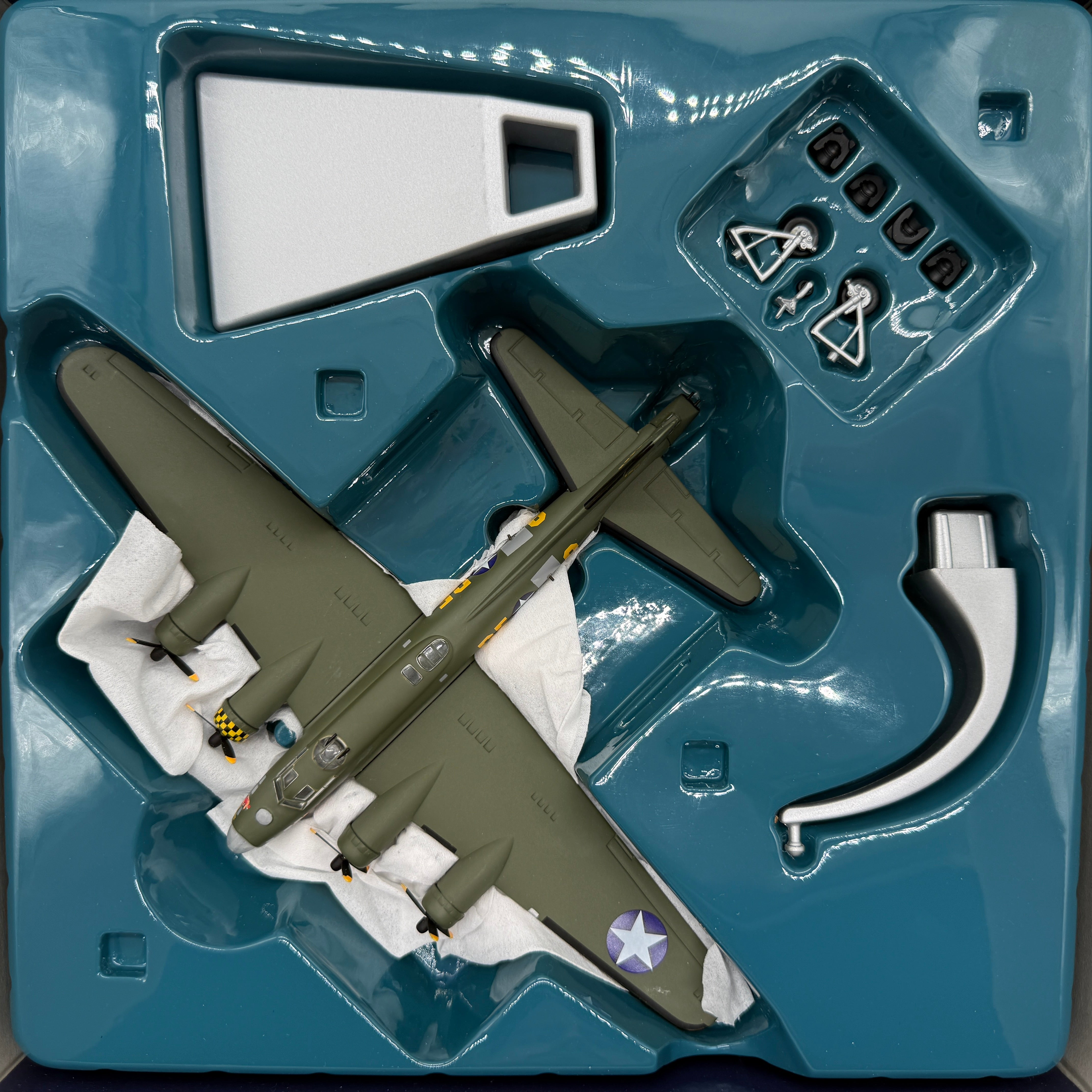 Corgi 48202 1:144 Boeing B-17G Flying Fortress Sally B G-BEDF 41-24485 DF-A