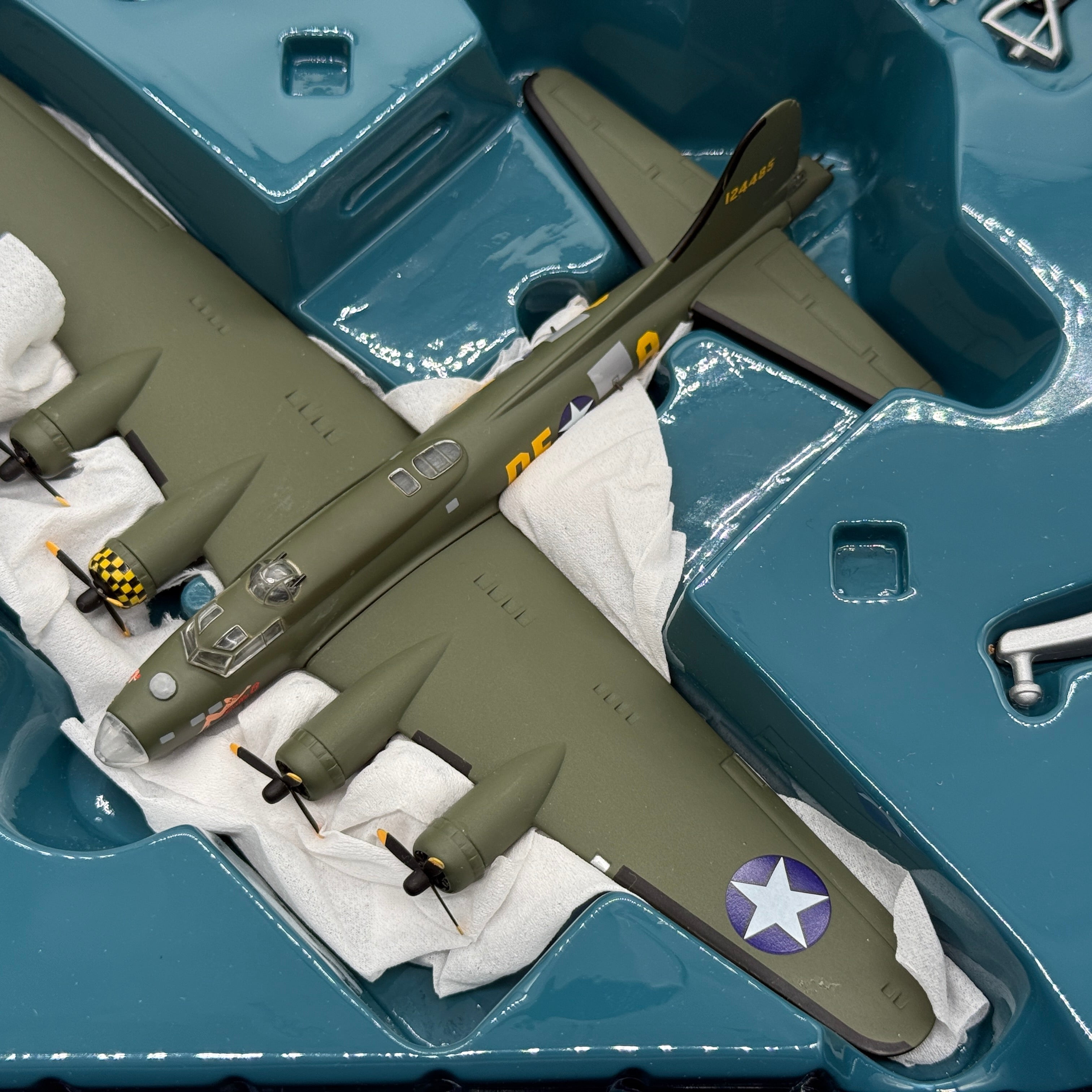 Corgi 48202 1:144 Boeing B-17G Flying Fortress Sally B G-BEDF 41-24485 DF-A