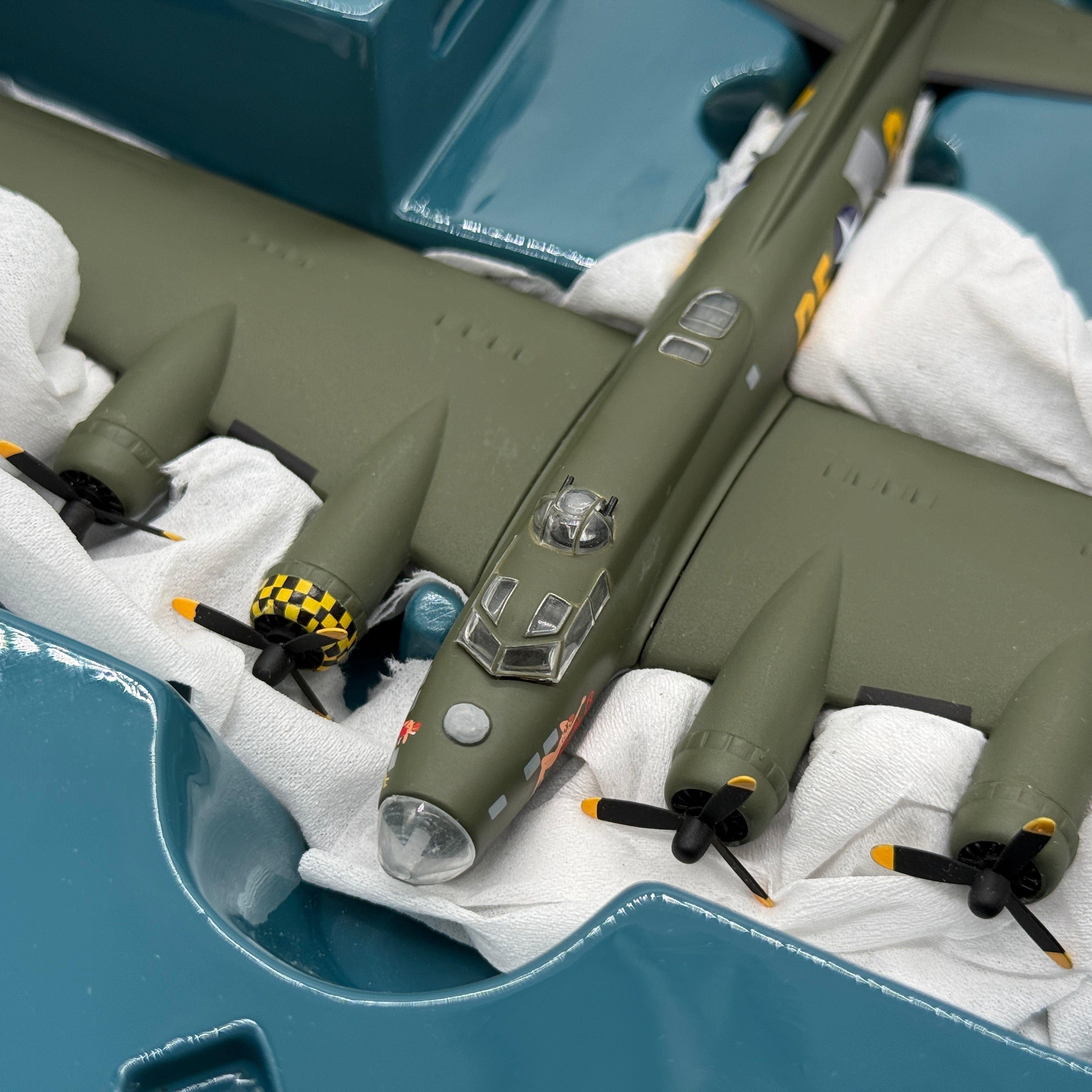 Corgi 48202 1:144 Boeing B-17G Flying Fortress Sally B G-BEDF 41-24485 DF-A