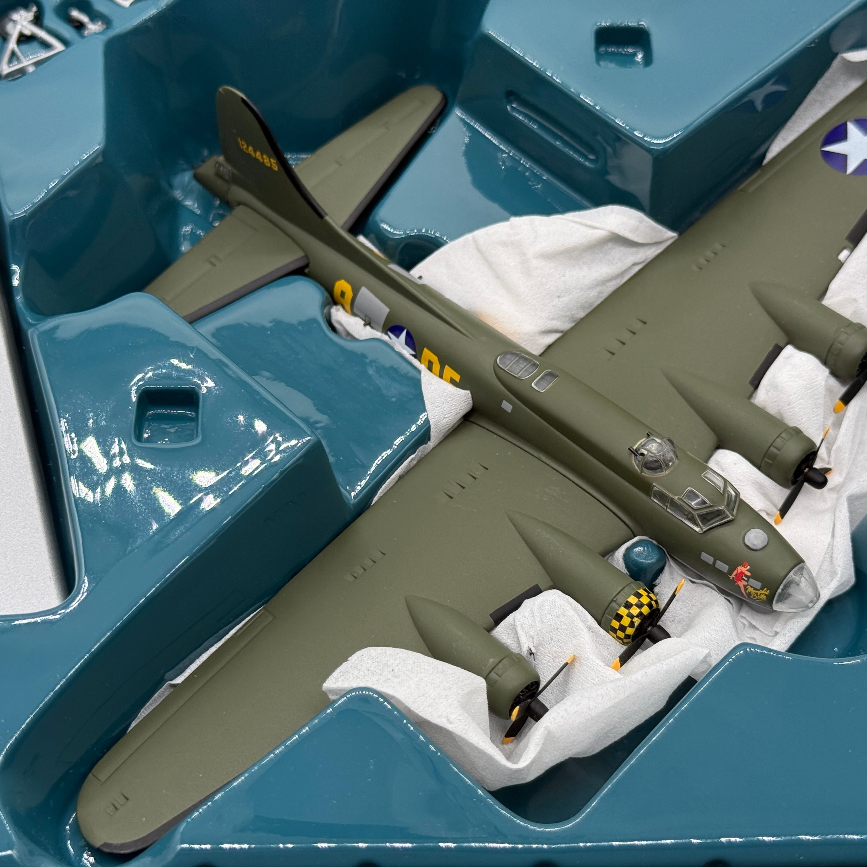 Corgi 48202 1:144 Boeing B-17G Flying Fortress Sally B G-BEDF 41-24485 DF-A