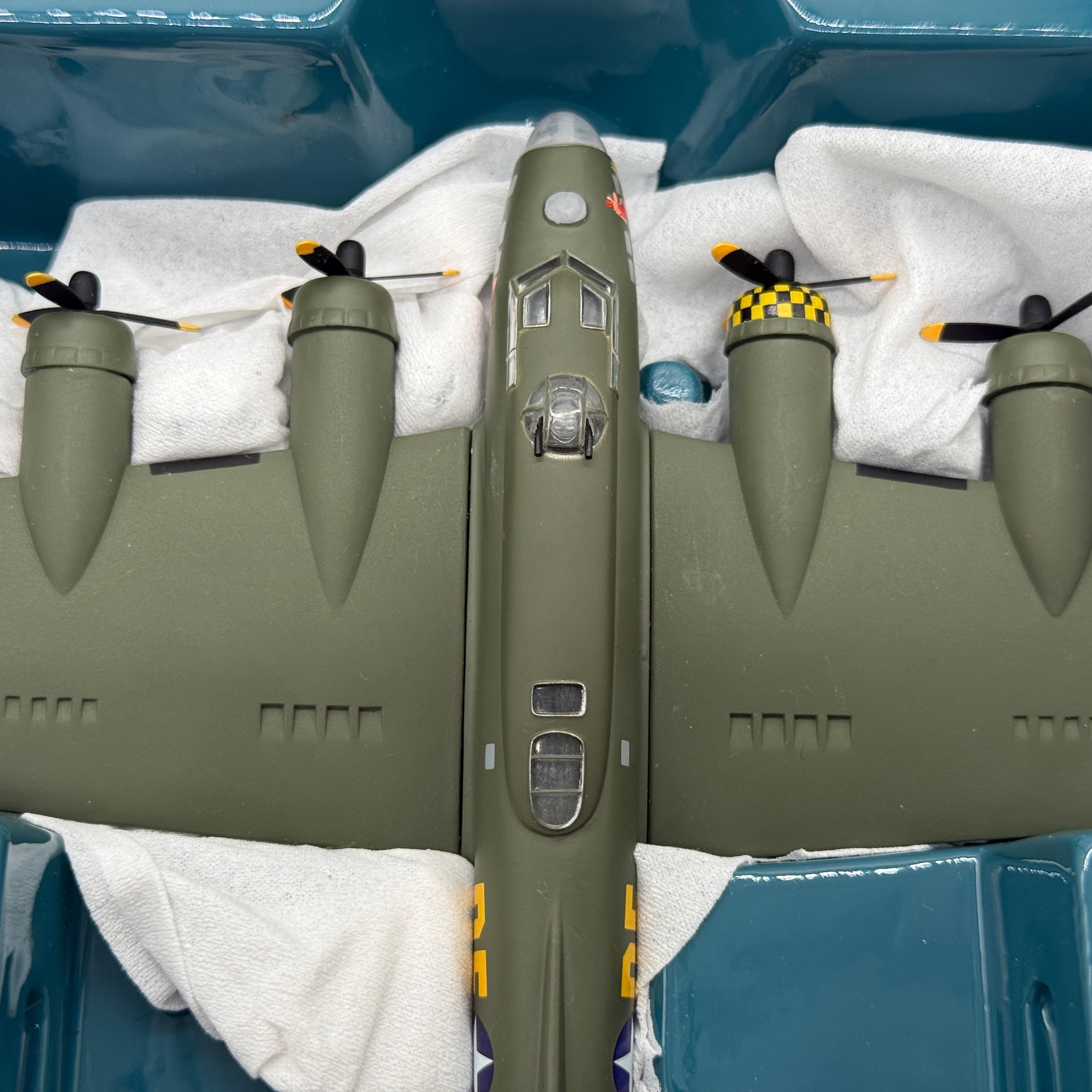Corgi 48202 1:144 Boeing B-17G Flying Fortress Sally B G-BEDF 41-24485 DF-A