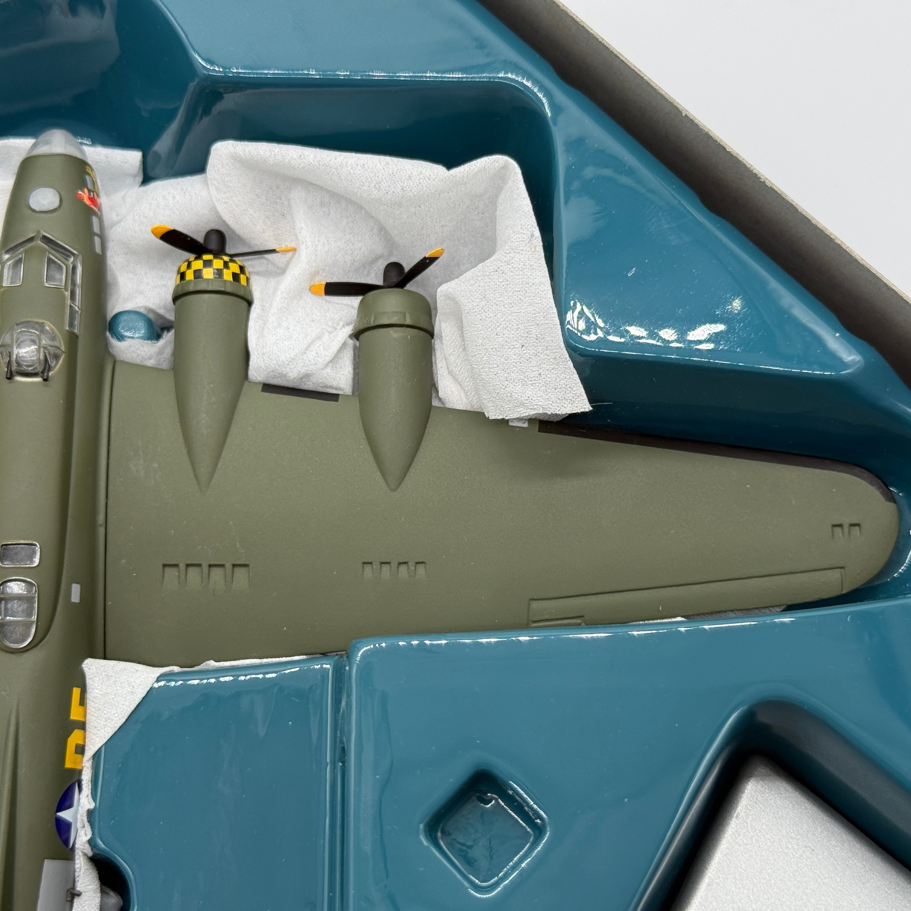 Corgi 48202 1:144 Boeing B-17G Flying Fortress Sally B G-BEDF 41-24485 DF-A