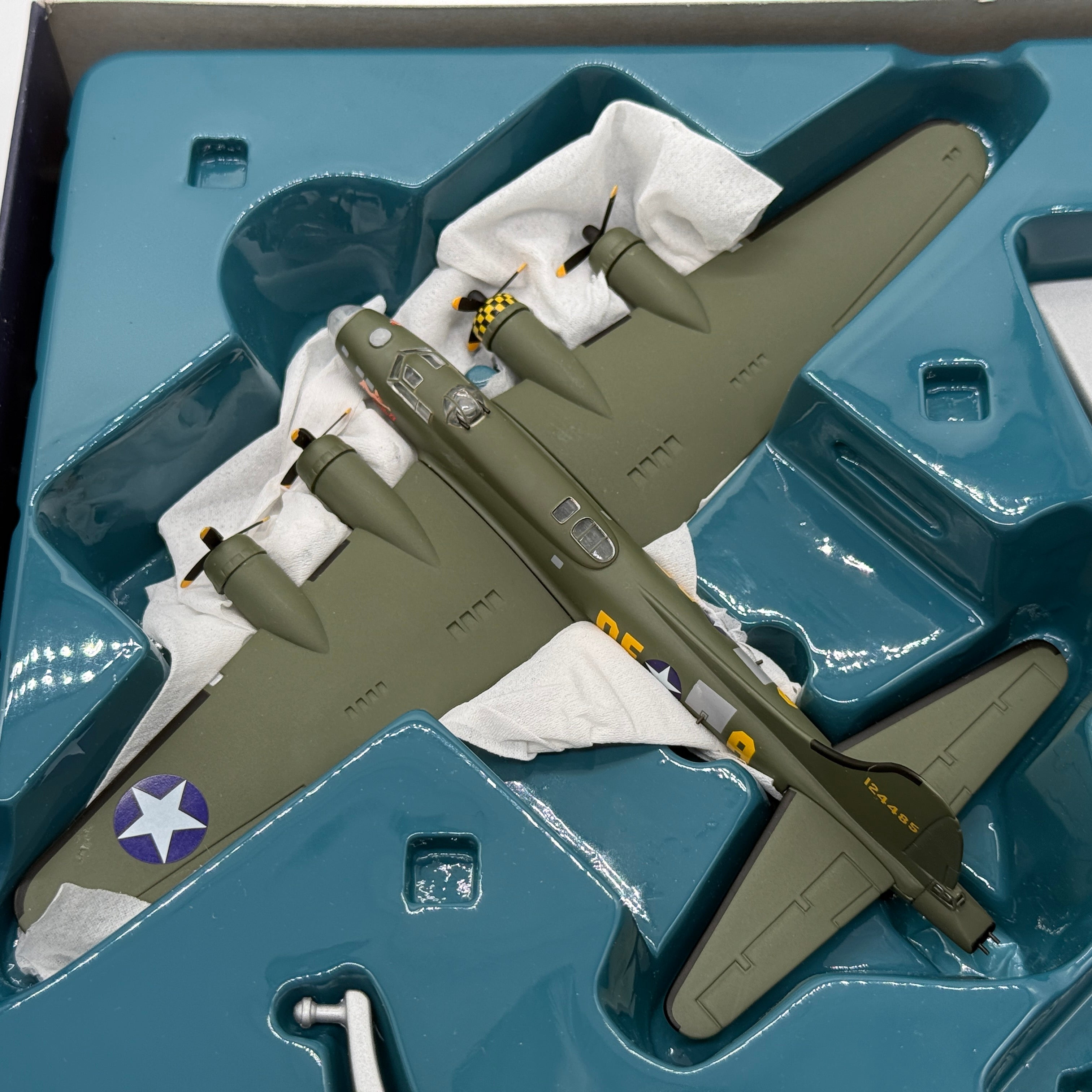 Corgi 48202 1:144 Boeing B-17G Flying Fortress Sally B G-BEDF 41-24485 DF-A