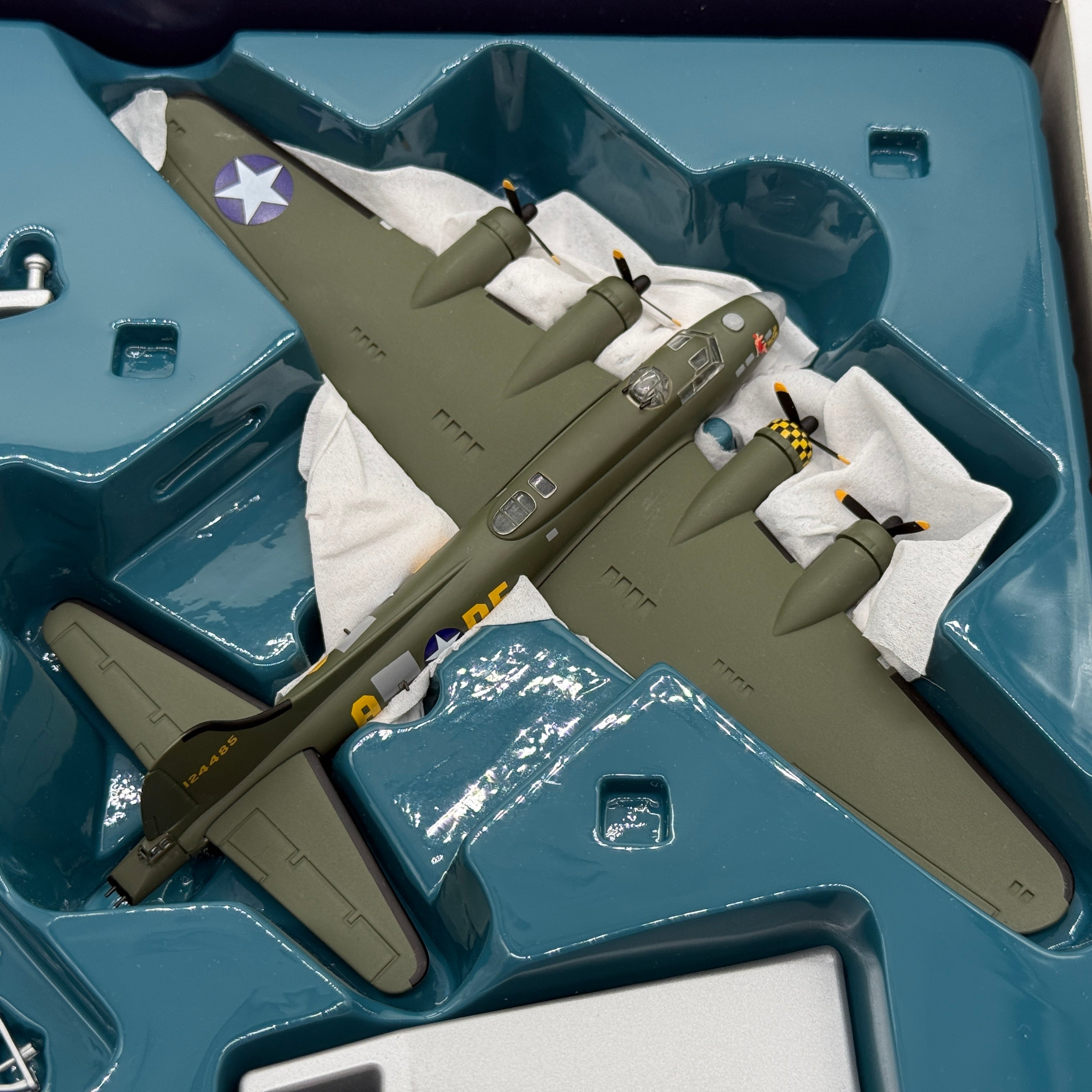 Corgi 48202 1:144 Boeing B-17G Flying Fortress Sally B G-BEDF 41-24485 DF-A