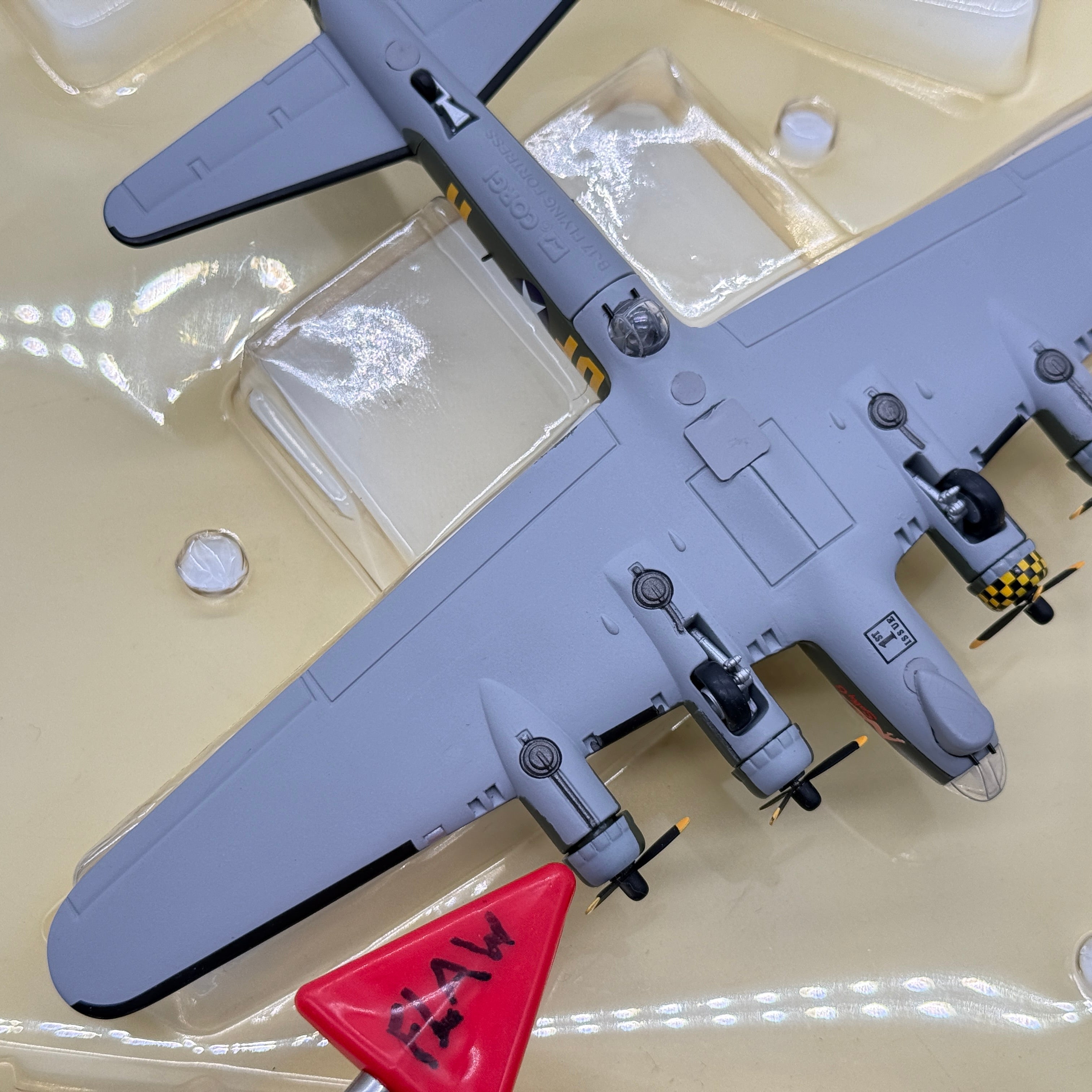 Corgi 48202 1:144 Boeing B-17G Flying Fortress Sally B G-BEDF 41-24485 DF-A