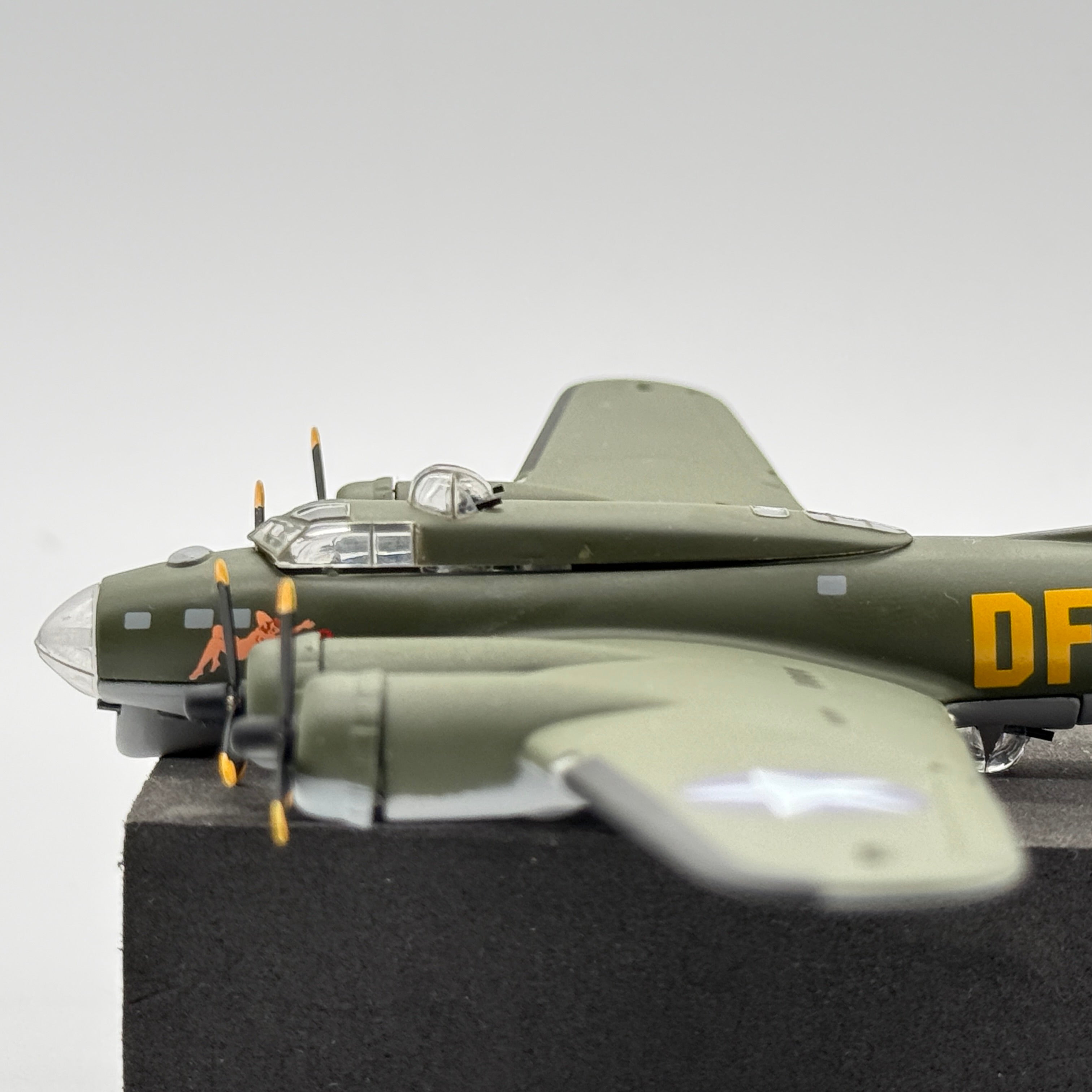Corgi 48202 1:144 Boeing B-17G Flying Fortress Sally B G-BEDF 41-24485 DF-A