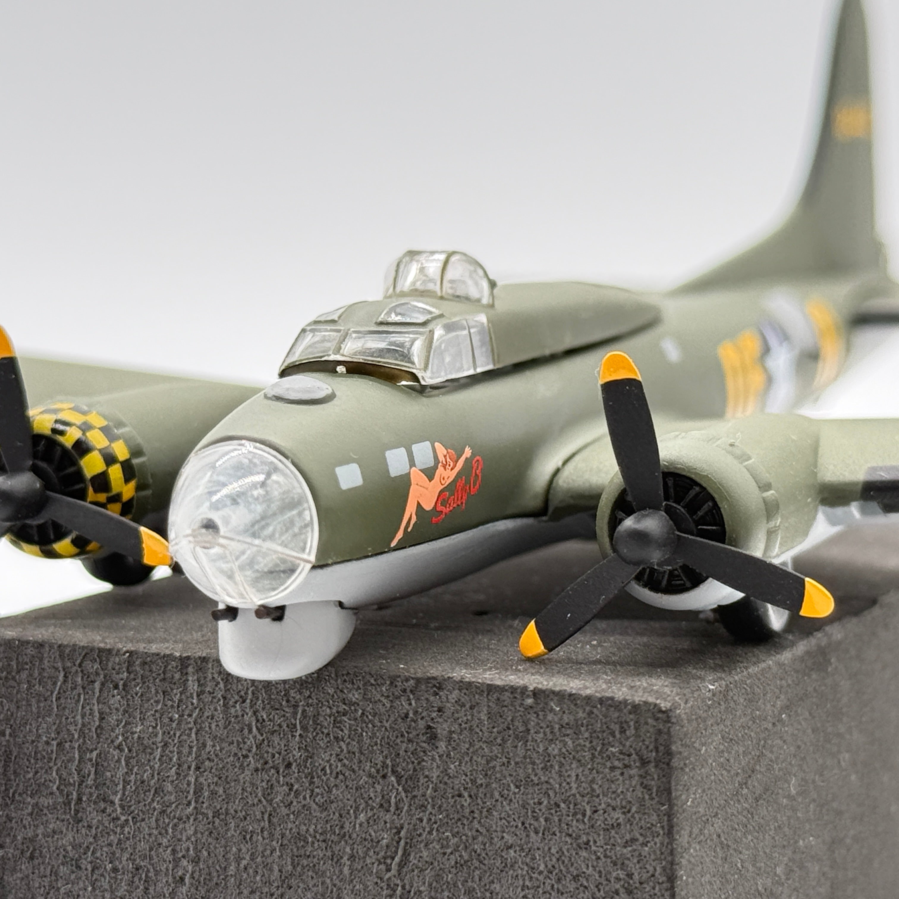 Corgi 48202 1:144 Boeing B-17G Flying Fortress Sally B G-BEDF 41-24485 DF-A
