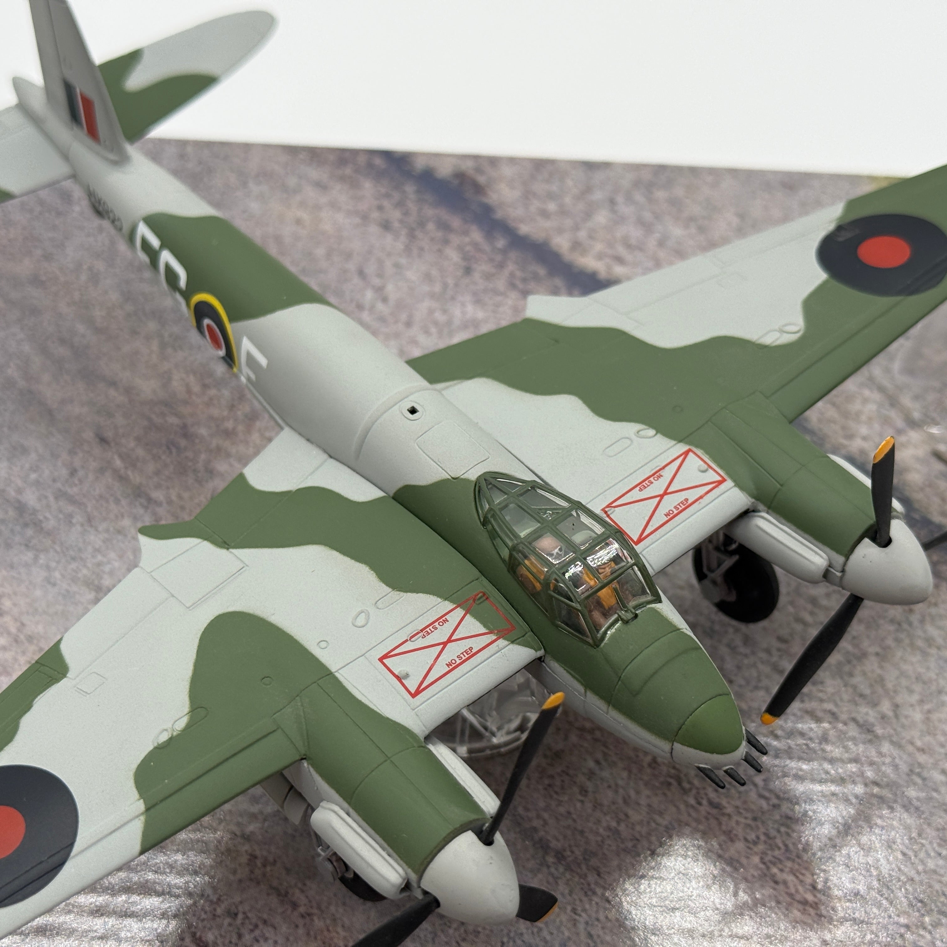 Corgi AA32810 1:72 de Havilland Mosquito FB.VI HX922 EG-F Percy Pickard Operation Jericho Amiens 1944