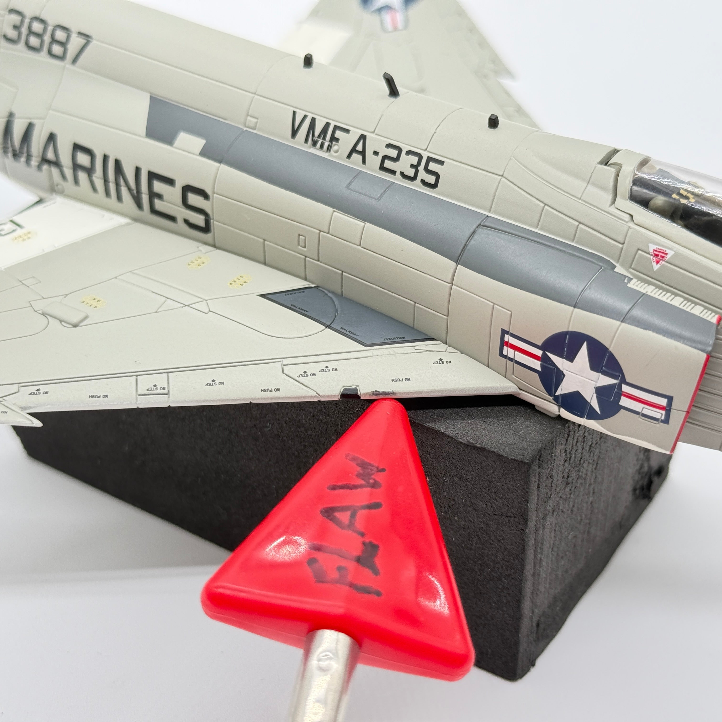 Hobby Master HA19024 1:72 McDonnell Douglas F-4J Phantom II USMC VMFA-235 Death Angels DB13 153887 1972