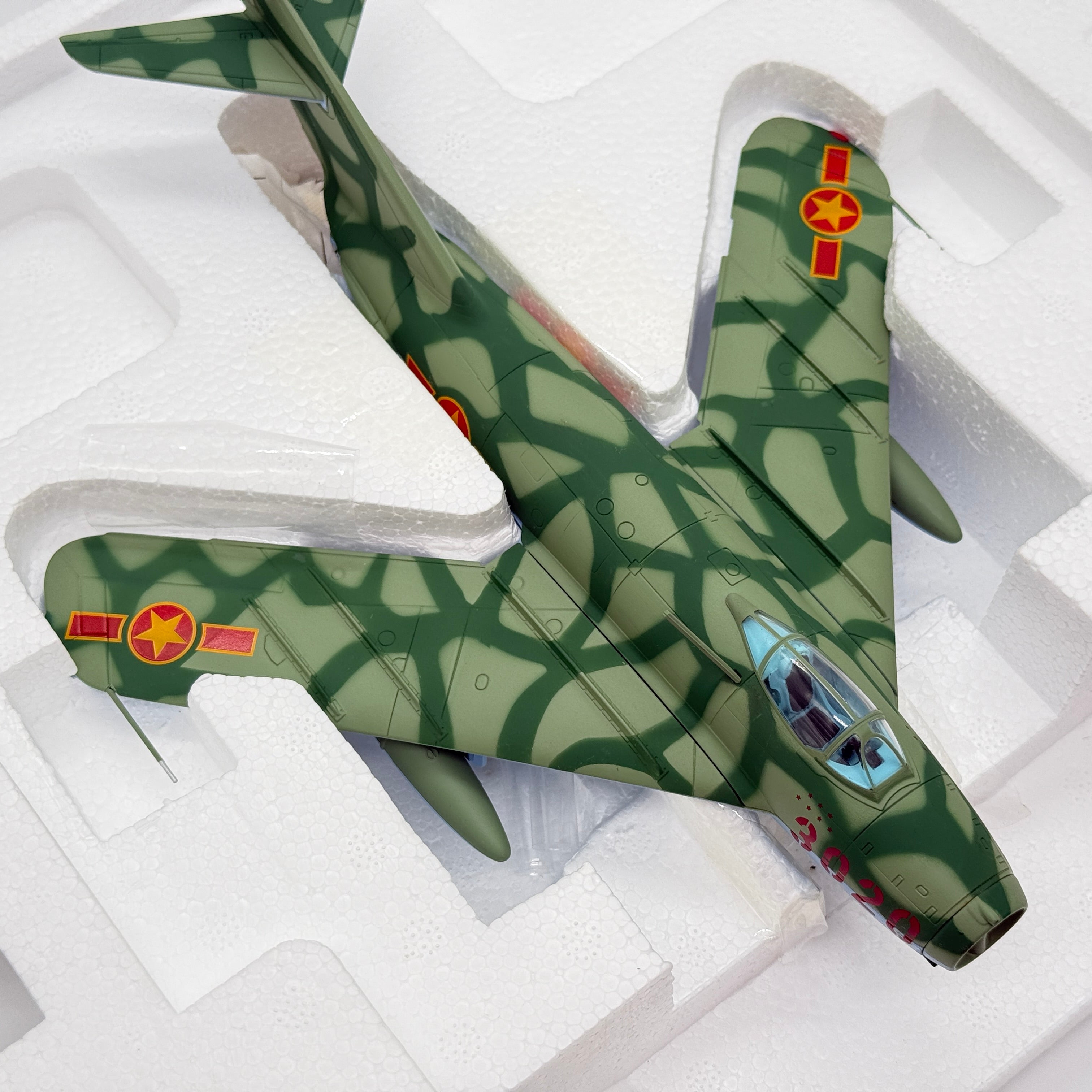Franklin Mint B11E201 1:48 MiG-17F 3020 North Vietnamese Air Force Colonel Tomb Vietnam War