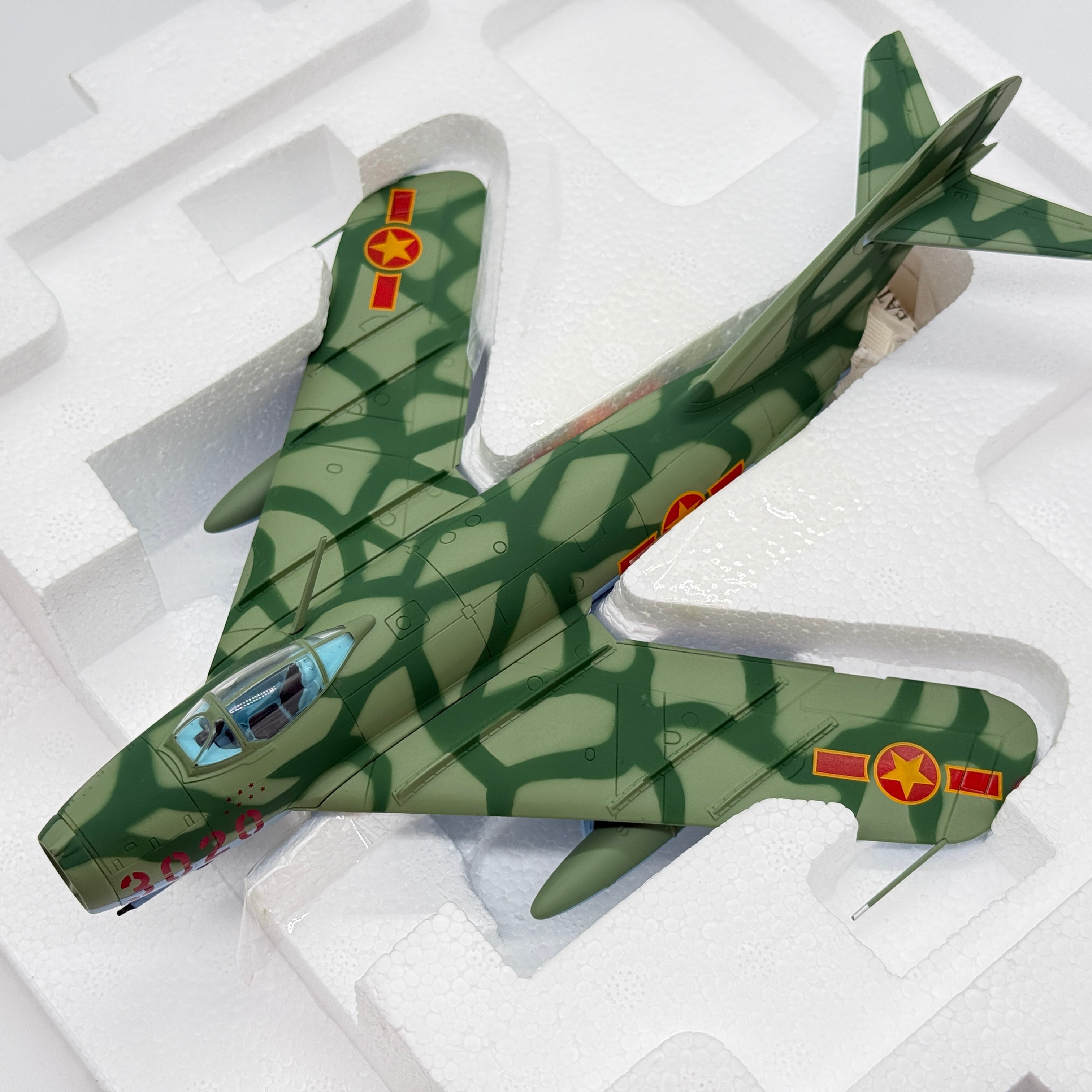 Franklin Mint B11E201 1:48 MiG-17F 3020 North Vietnamese Air Force Colonel Tomb Vietnam War